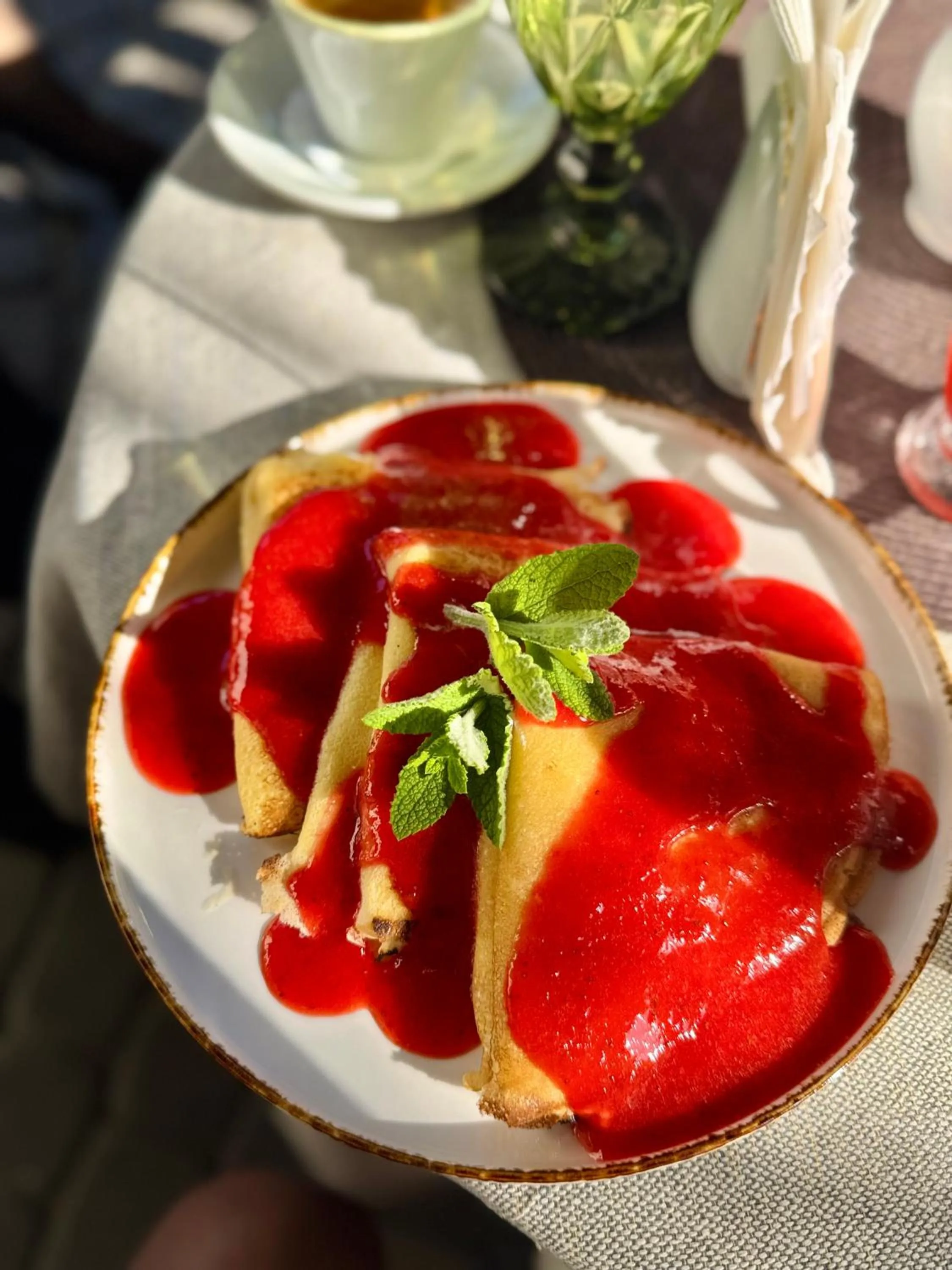 Restaurant/places to eat in Hotel Mateo