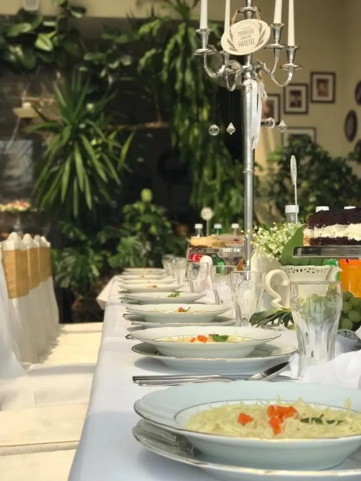 Restaurant/places to eat in Hotel Mateo