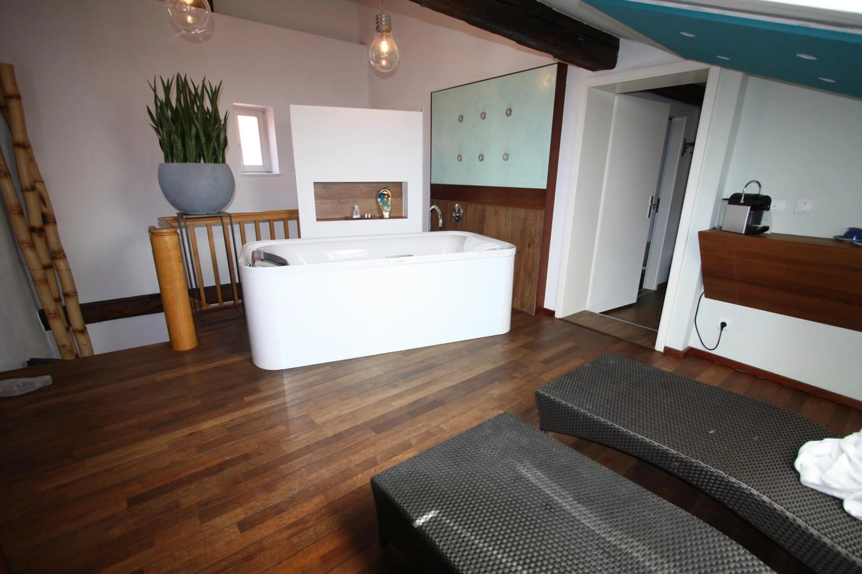 Hot Tub, Bed in Elements Hotel