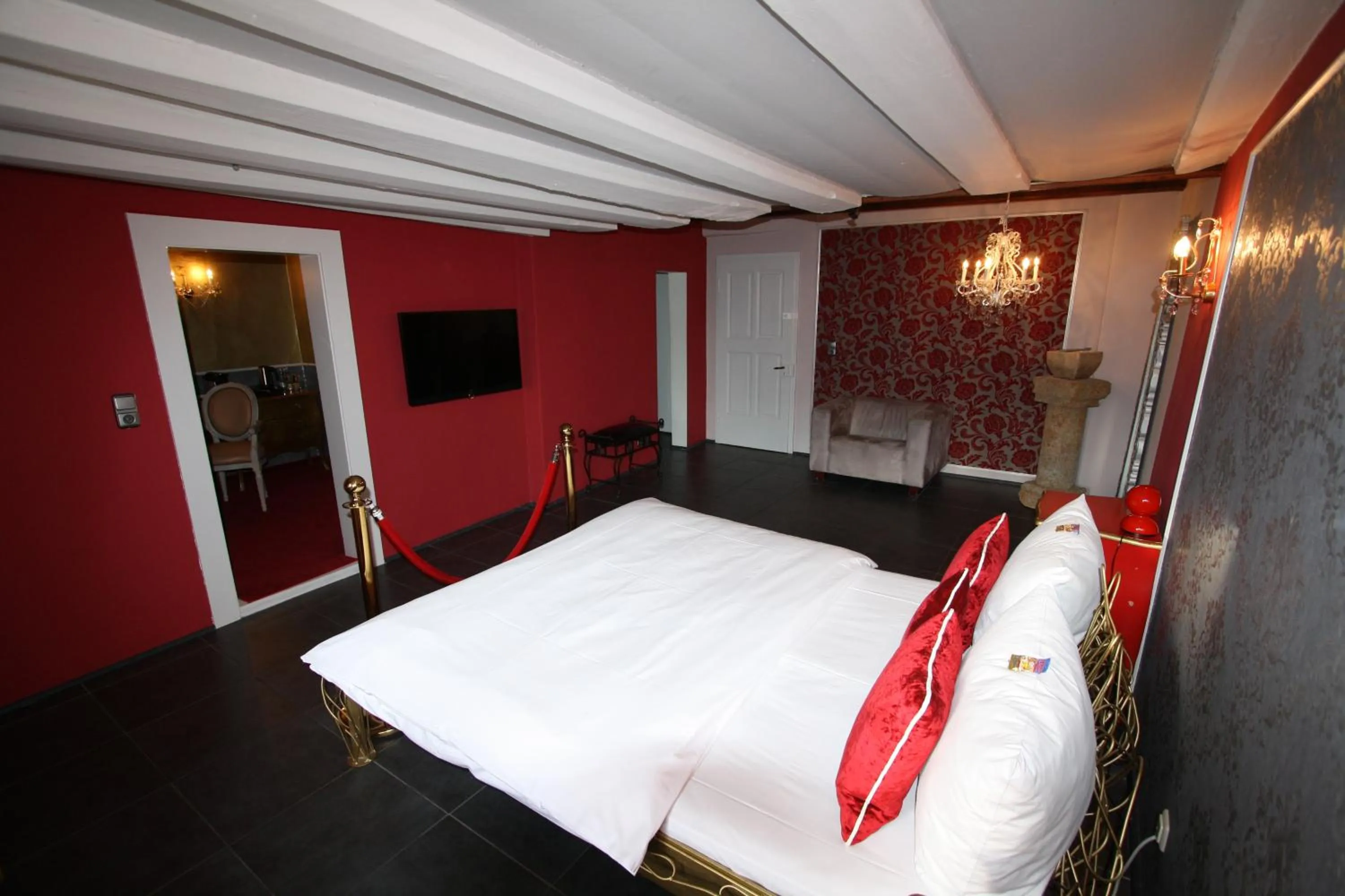 Photo of the whole room, Bed in Elements Hotel