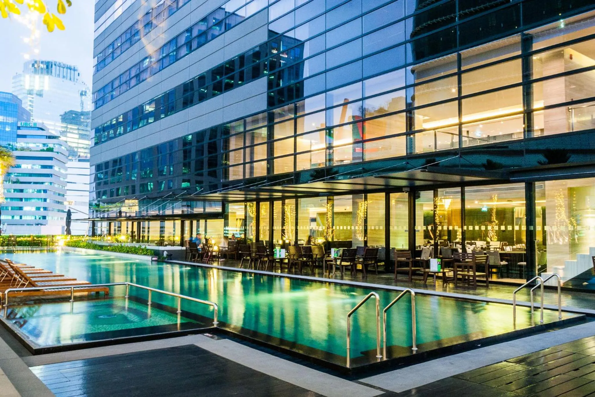 Swimming pool in Holiday Inn Bangkok Sukhumvit by IHG