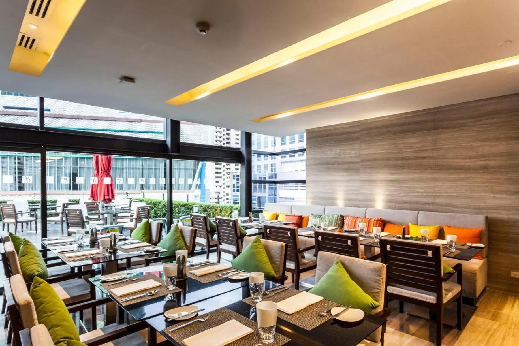 Restaurant/places to eat in Holiday Inn Bangkok Sukhumvit by IHG