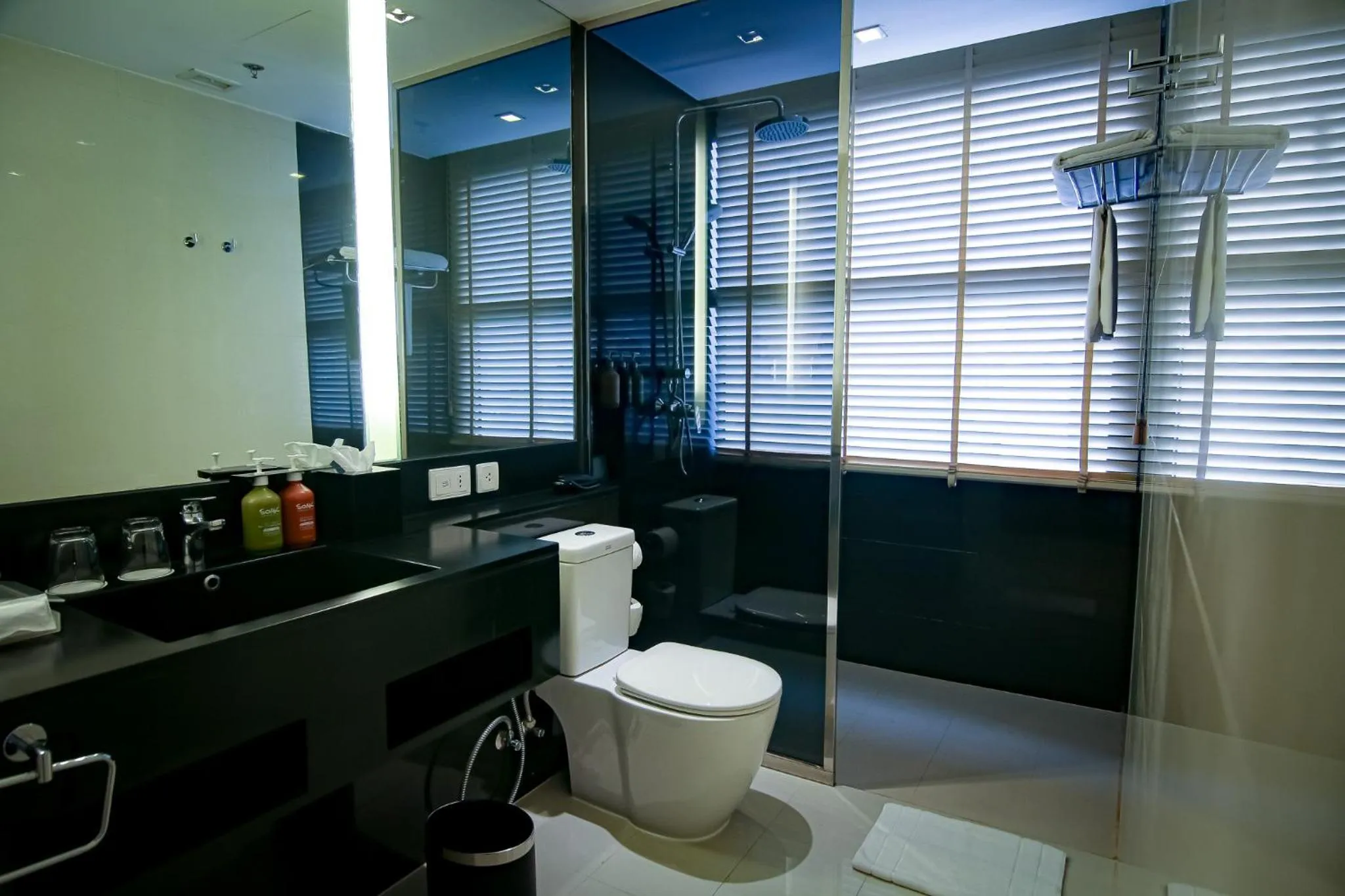 Toilet in Holiday Inn Bangkok Sukhumvit by IHG