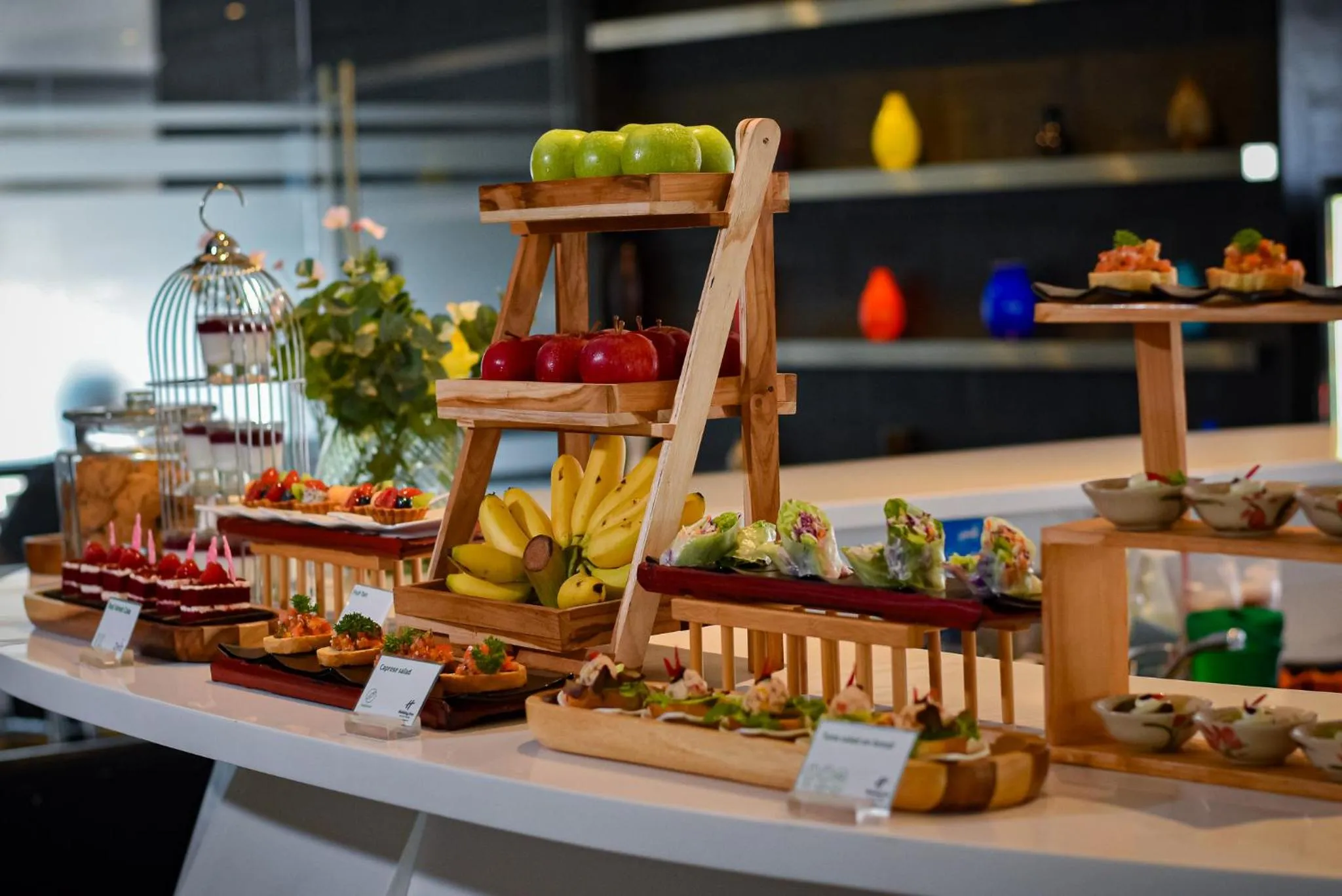 Lounge or bar in Holiday Inn Bangkok Sukhumvit by IHG