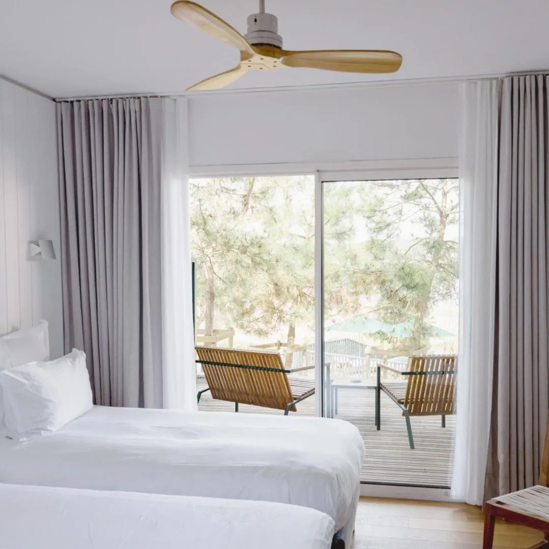 Bed in Hôtel Les Hortensias du Lac