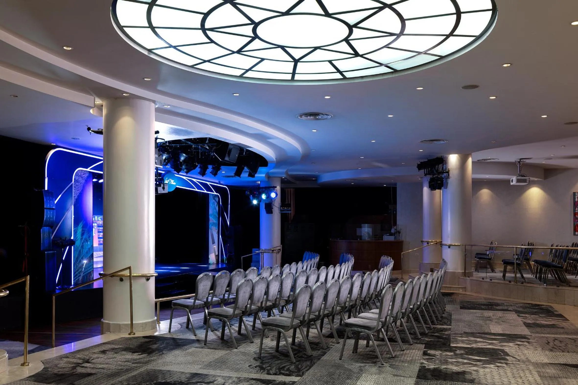 Evening entertainment in U Magic Palace