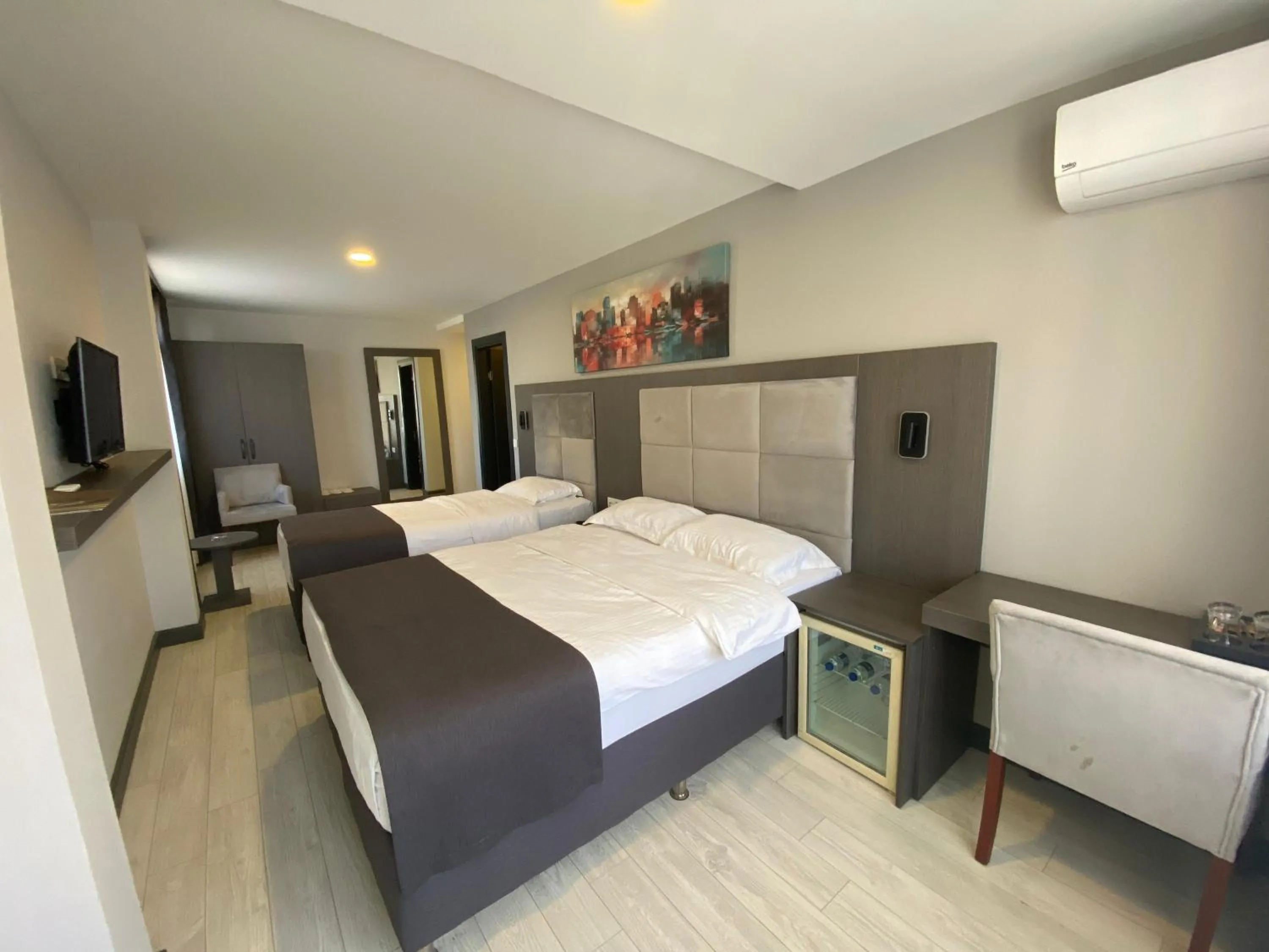 Communal lounge/ TV room, Bed in Sahil Hotel Pendik