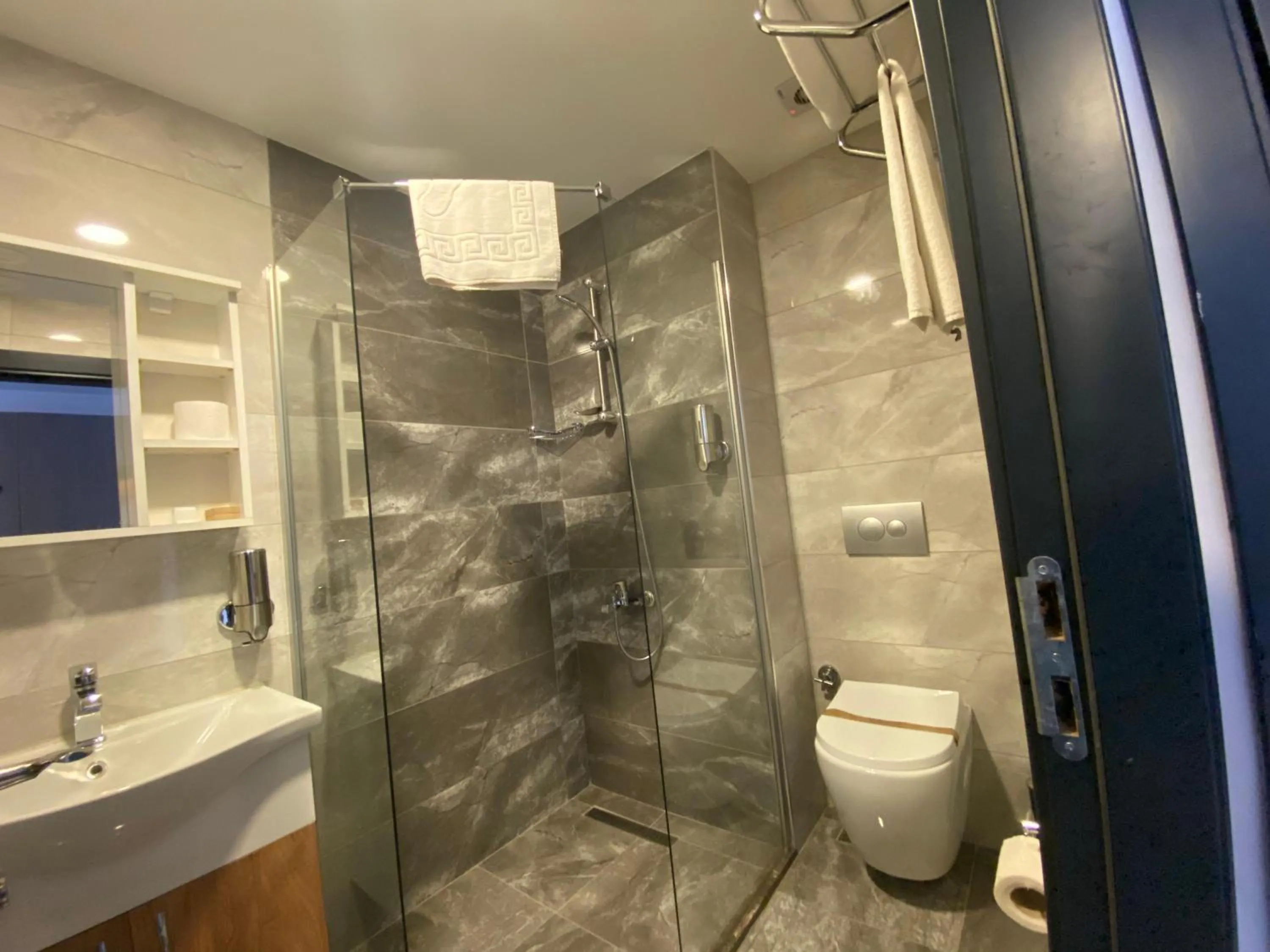 Shower in Sahil Hotel Pendik