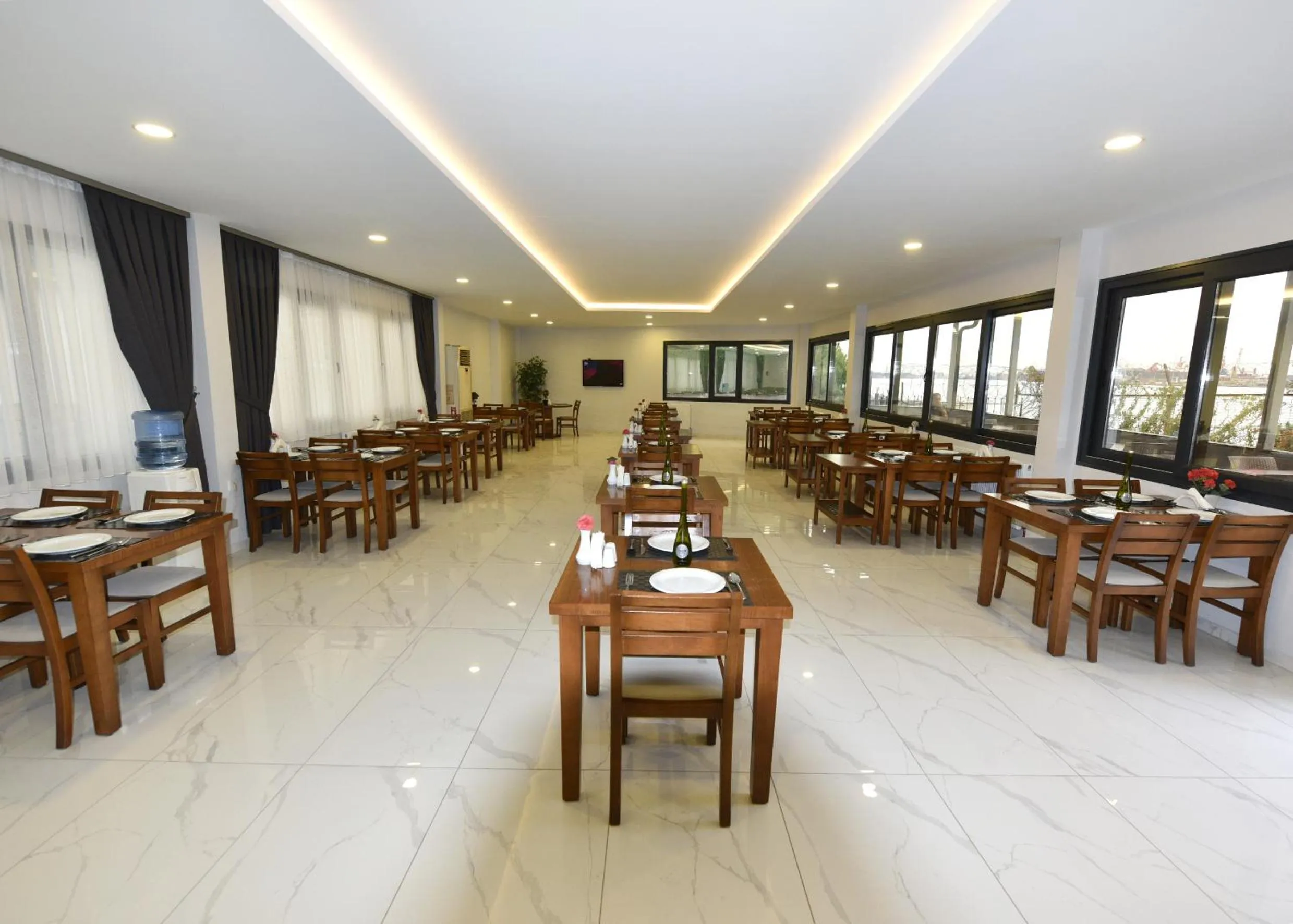 Restaurant/places to eat in Sahil Hotel Pendik