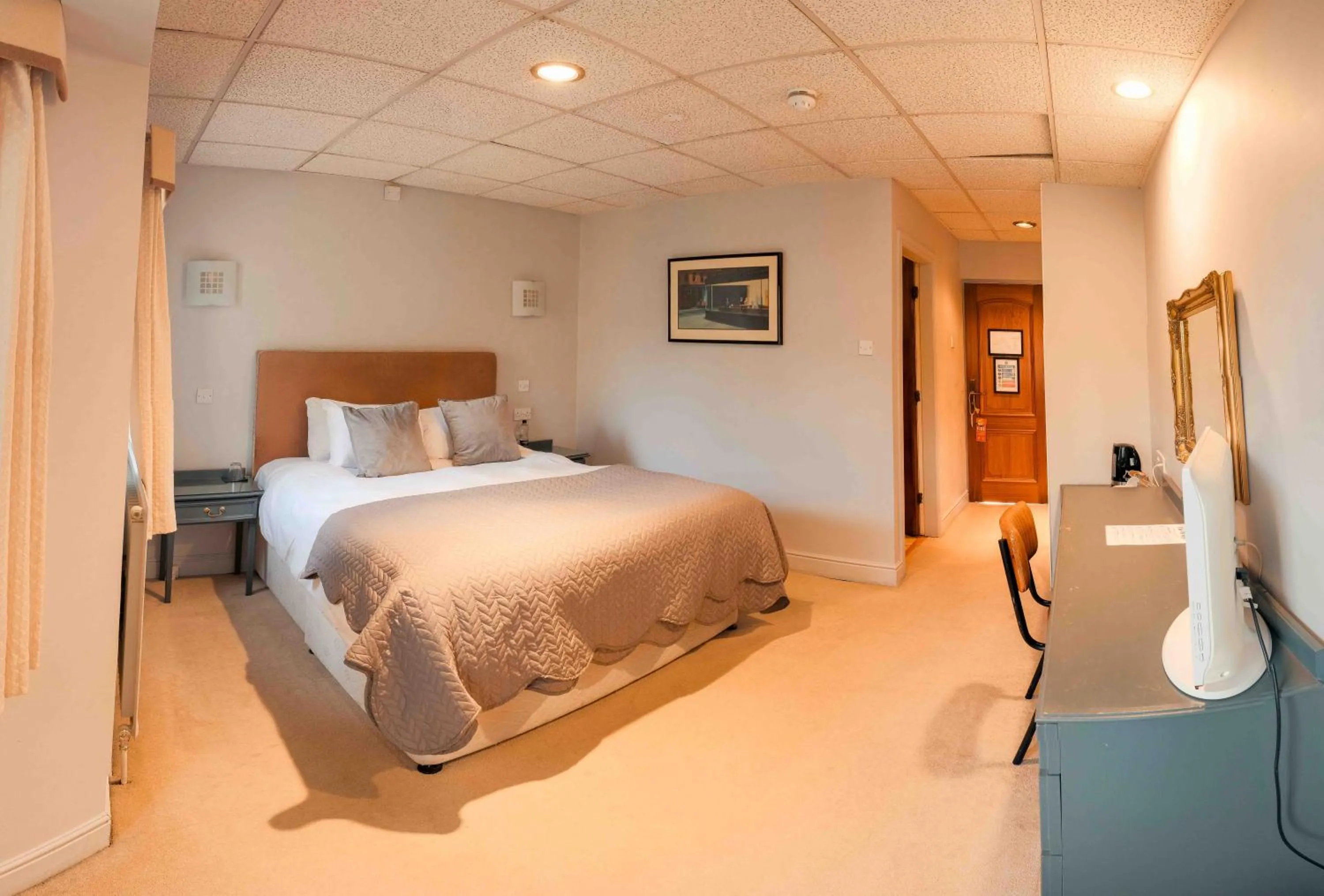 Bedroom, Bed in The Bridge