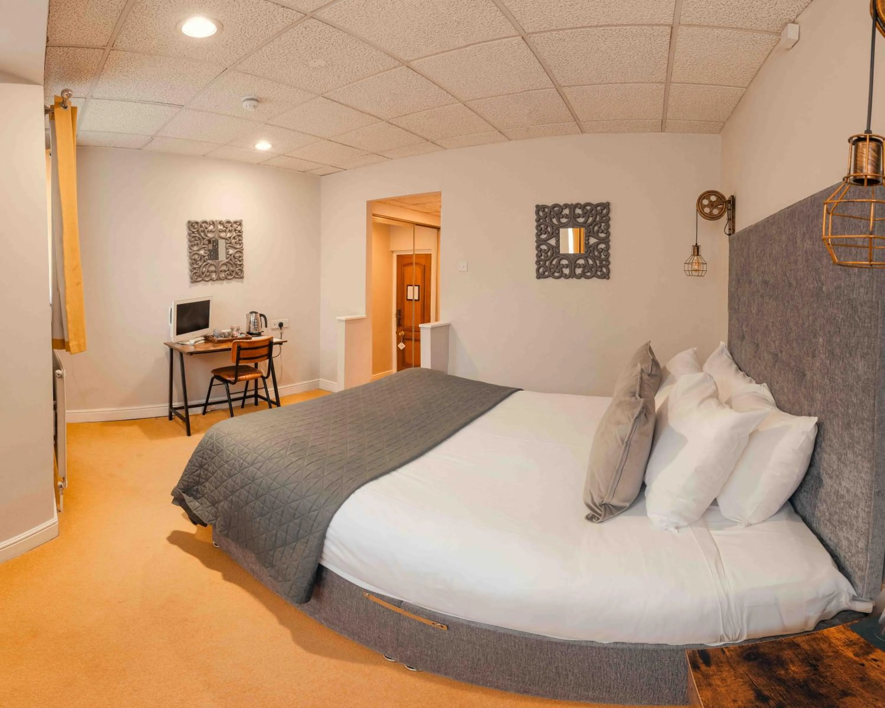 Bedroom, Bed in The Bridge