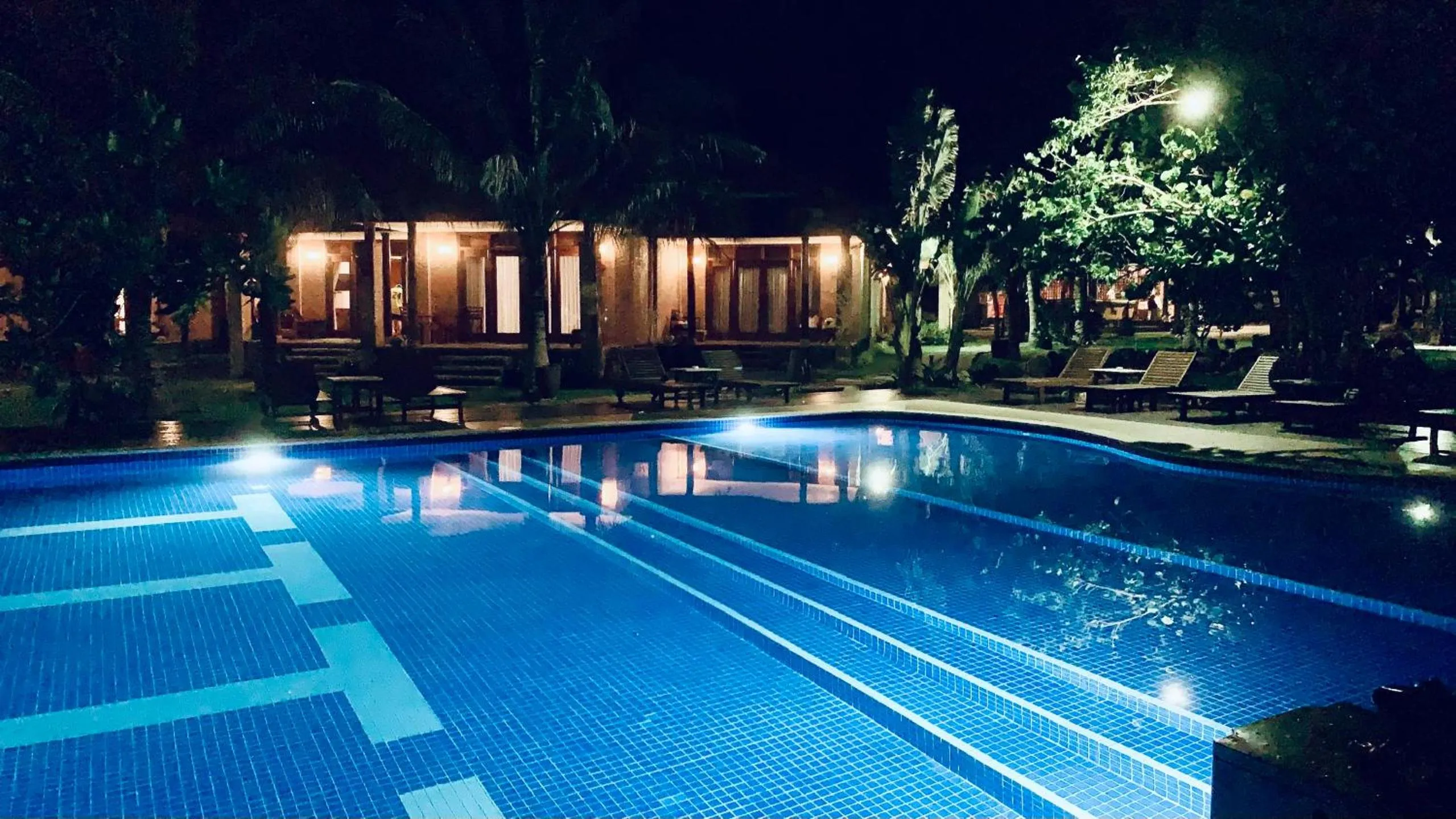 Swimming pool in Blue Shell Resort