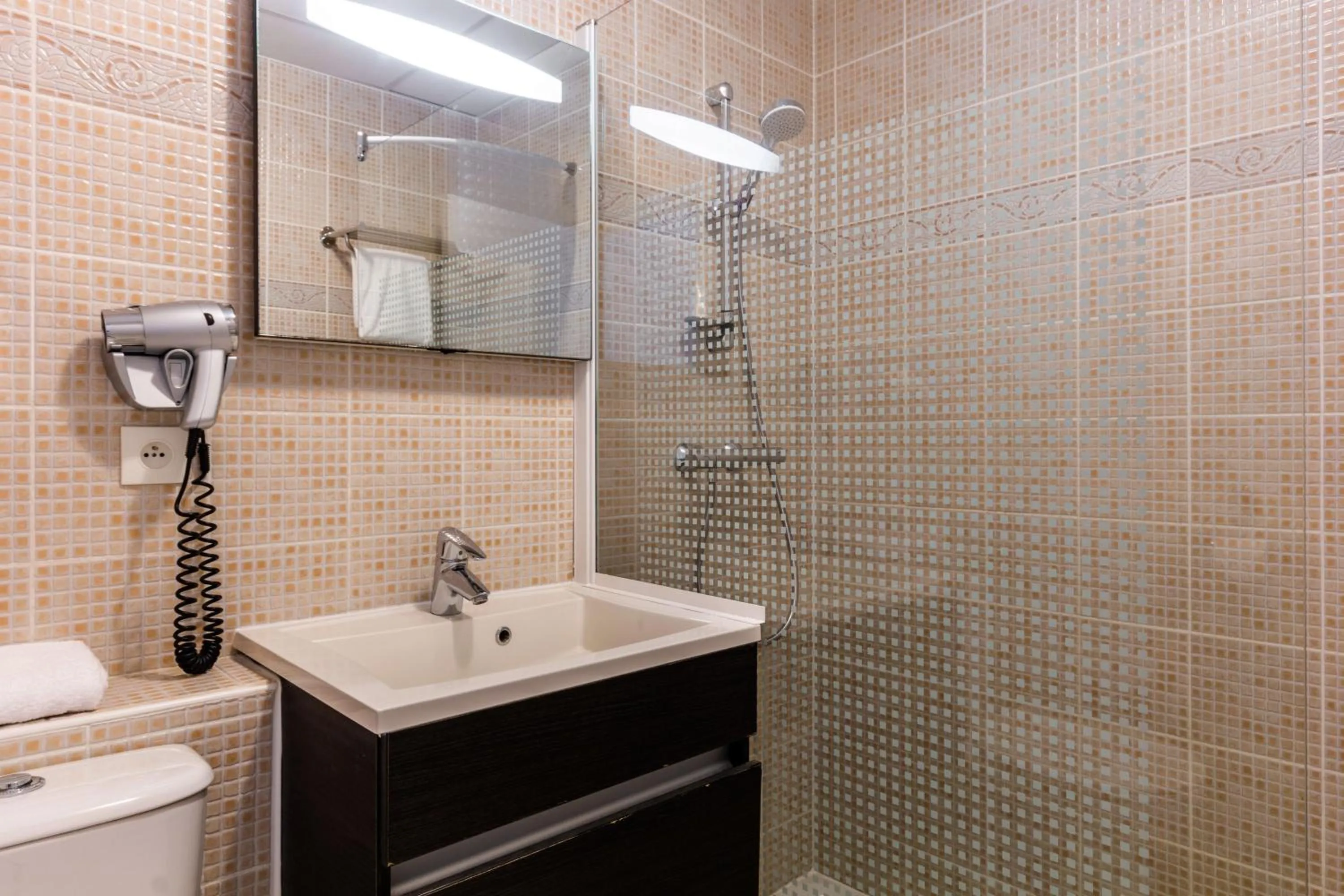 Shower in Hôtel HAPY