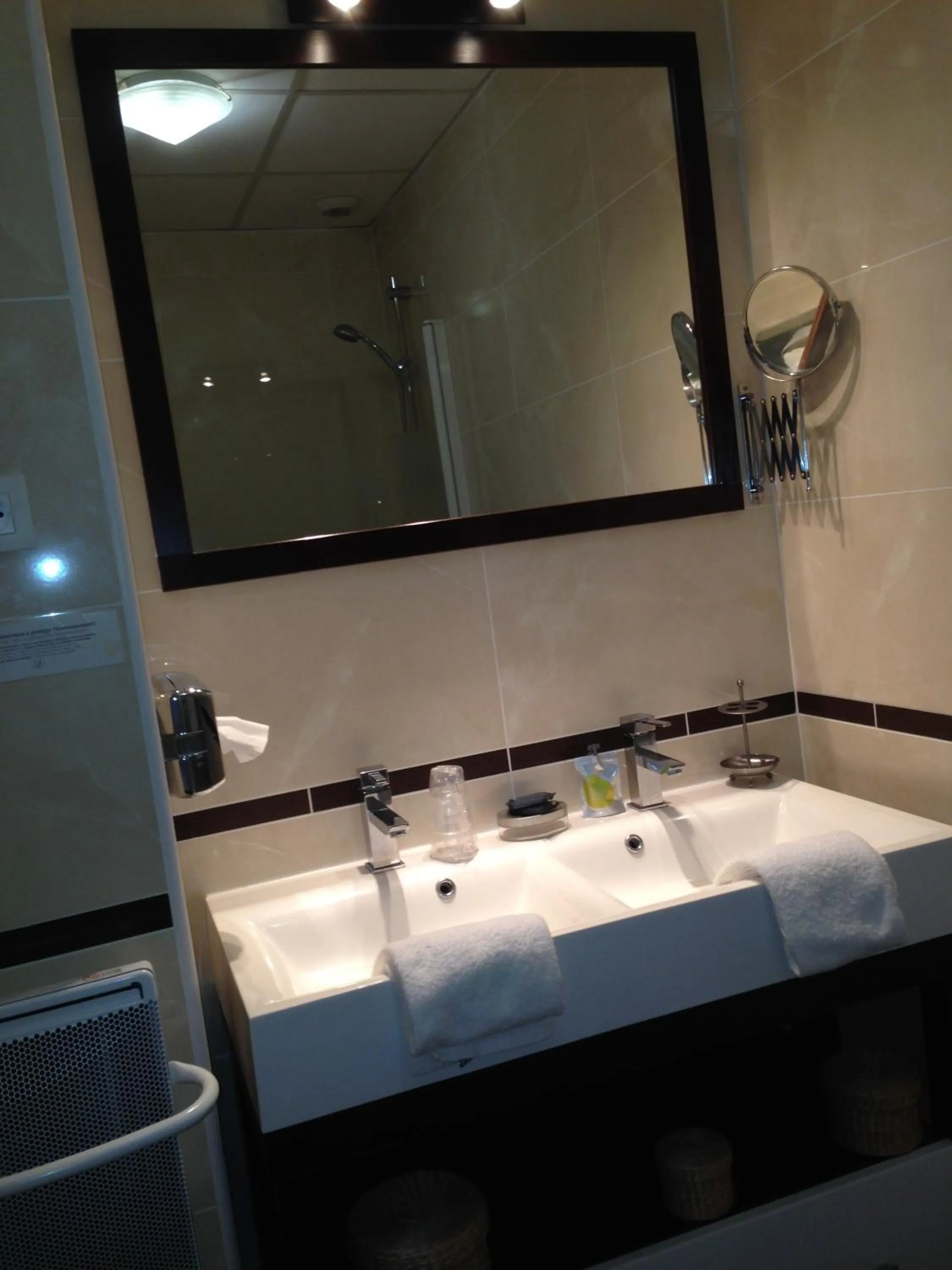 Bathroom in Hôtel HAPY