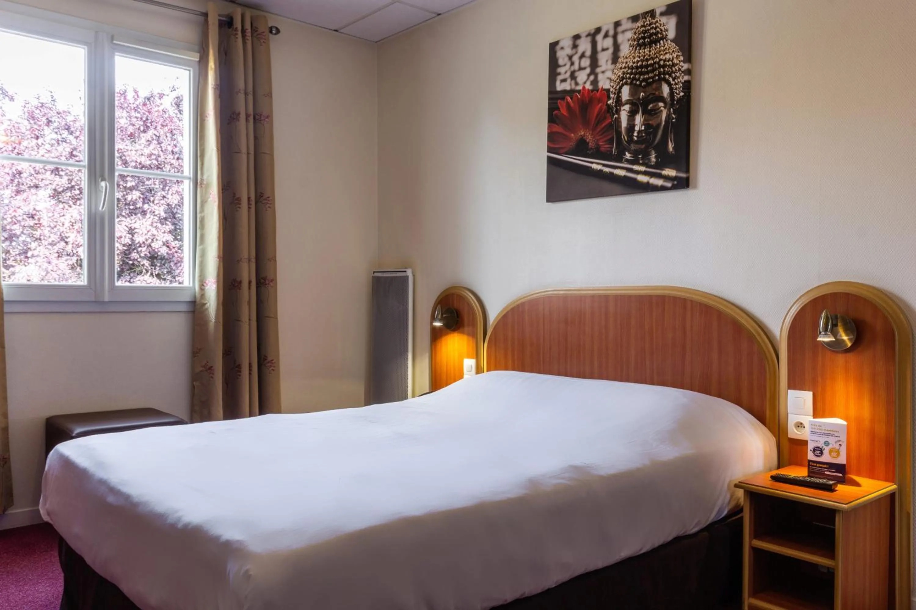 Spring, Bed in Hôtel HAPY