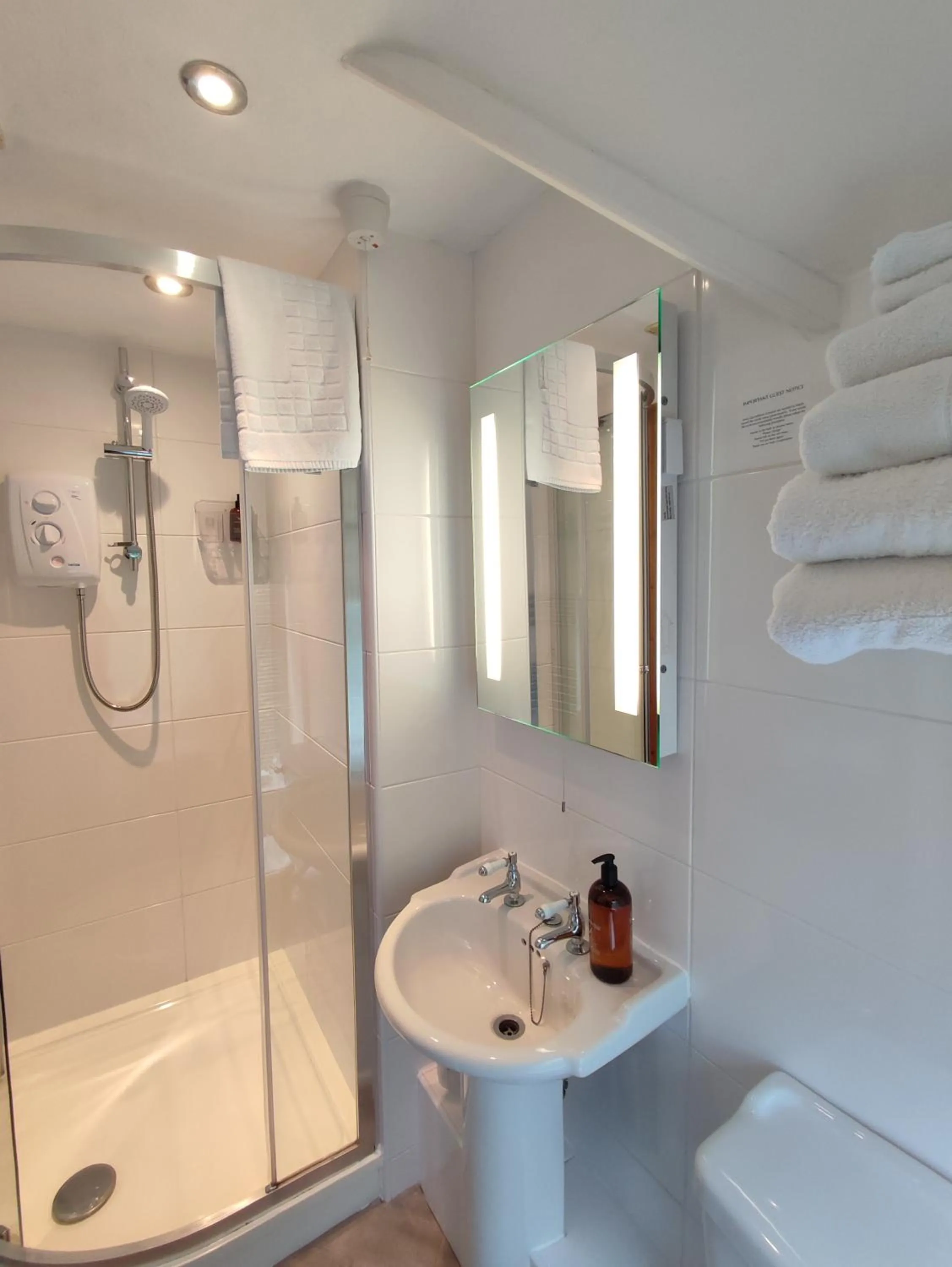 Shower in Anton Guest House Bed and Breakfast