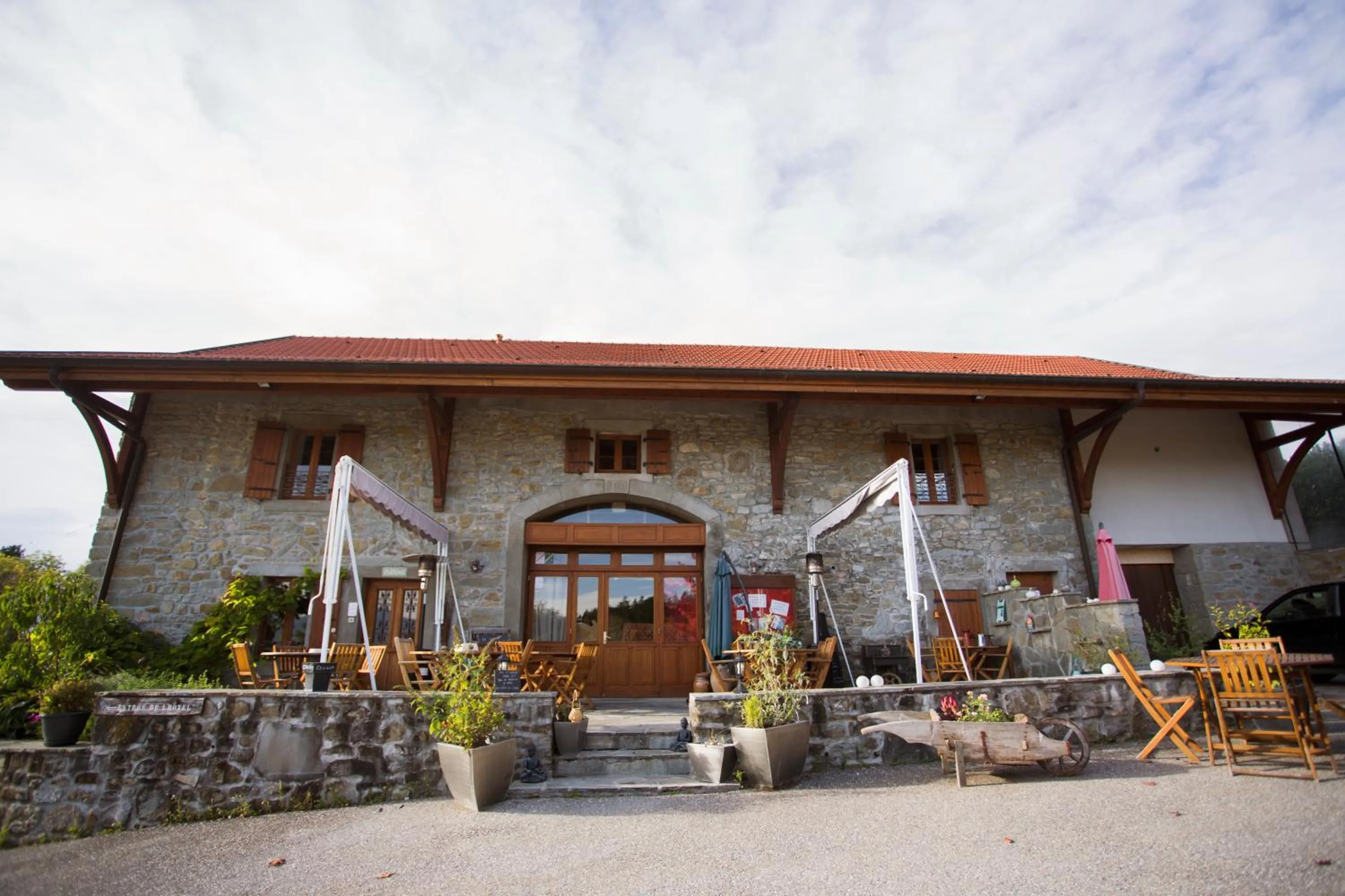 Facade/entrance in Le Bonheur dans le Pré