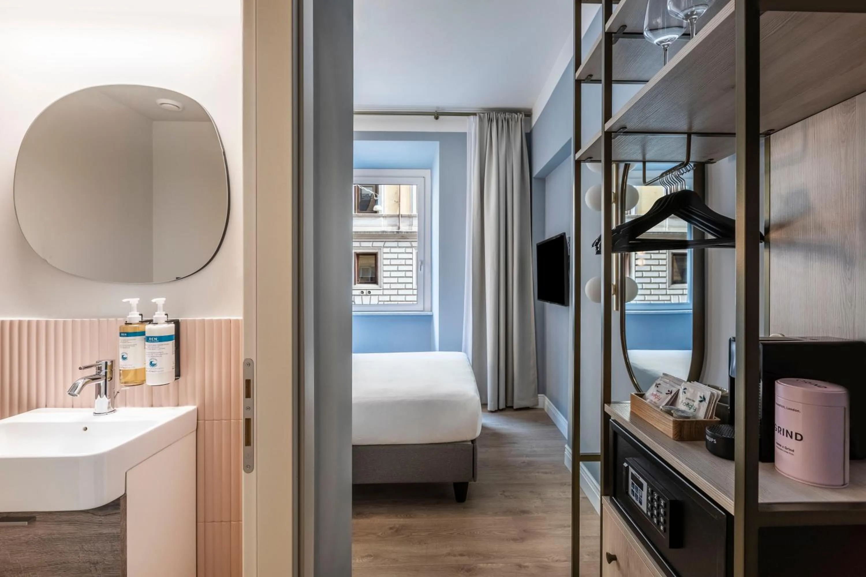 Photo of the whole room, Bed in Numa Rome Linea