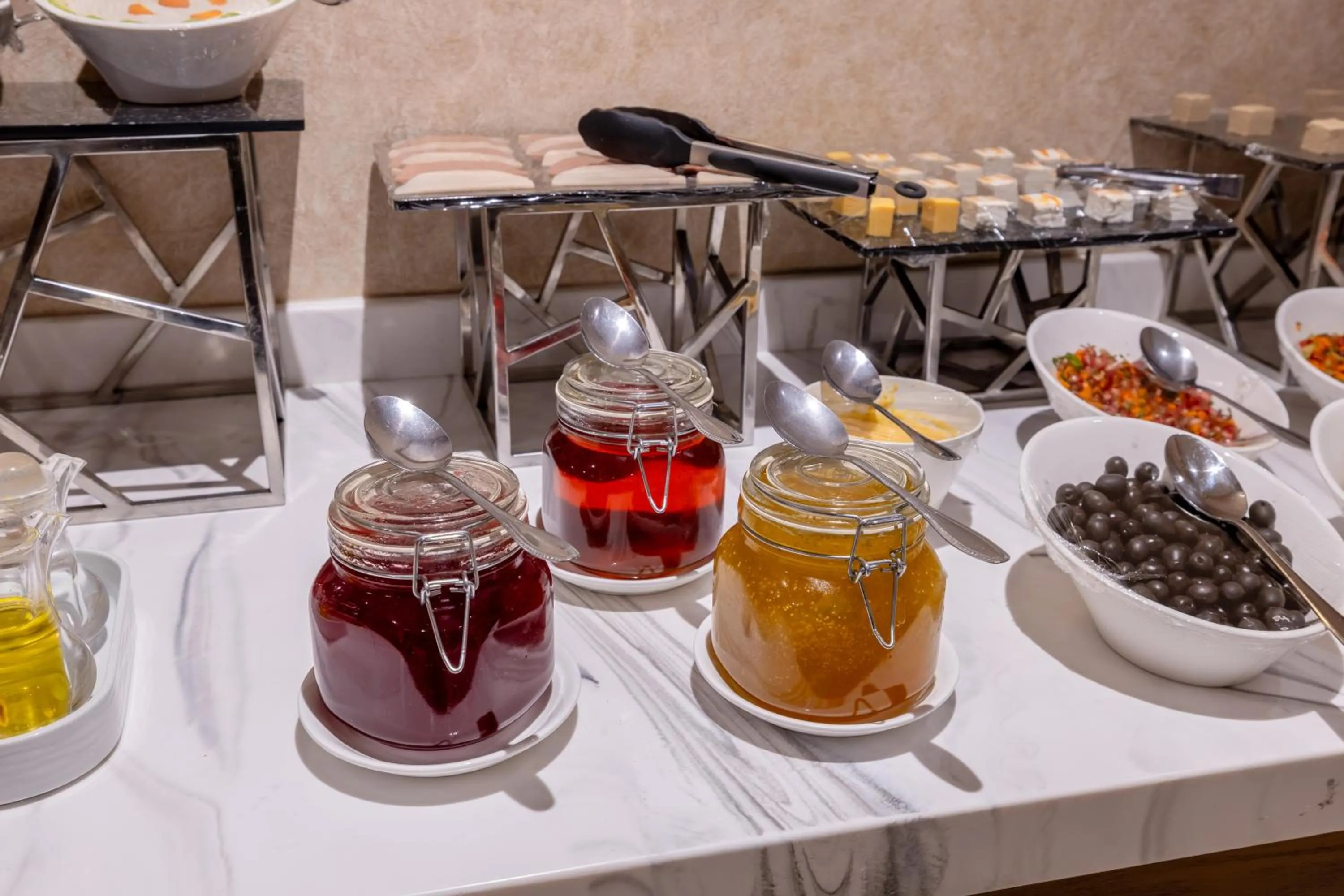 Restaurant/places to eat in Al Muhaidb Residence Al Takhasossi 3