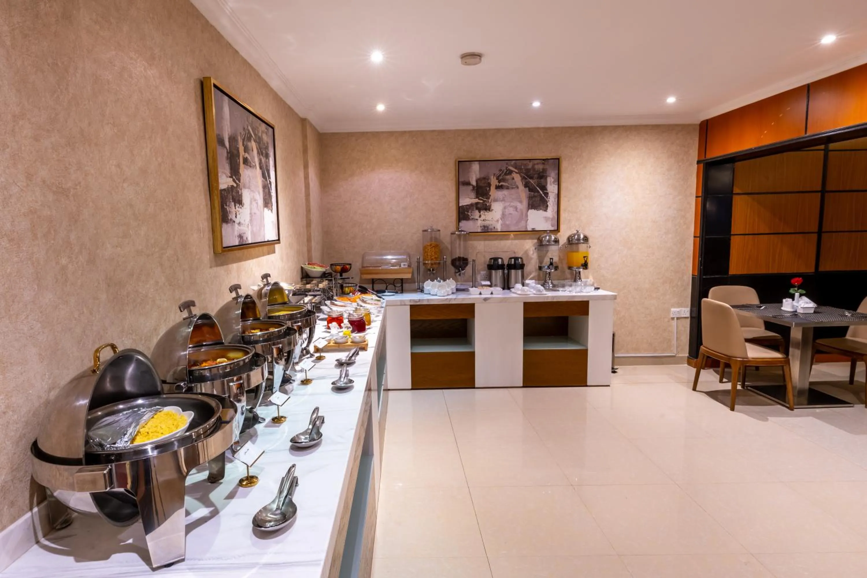 Restaurant/places to eat in Al Muhaidb Residence Al Takhasossi 3