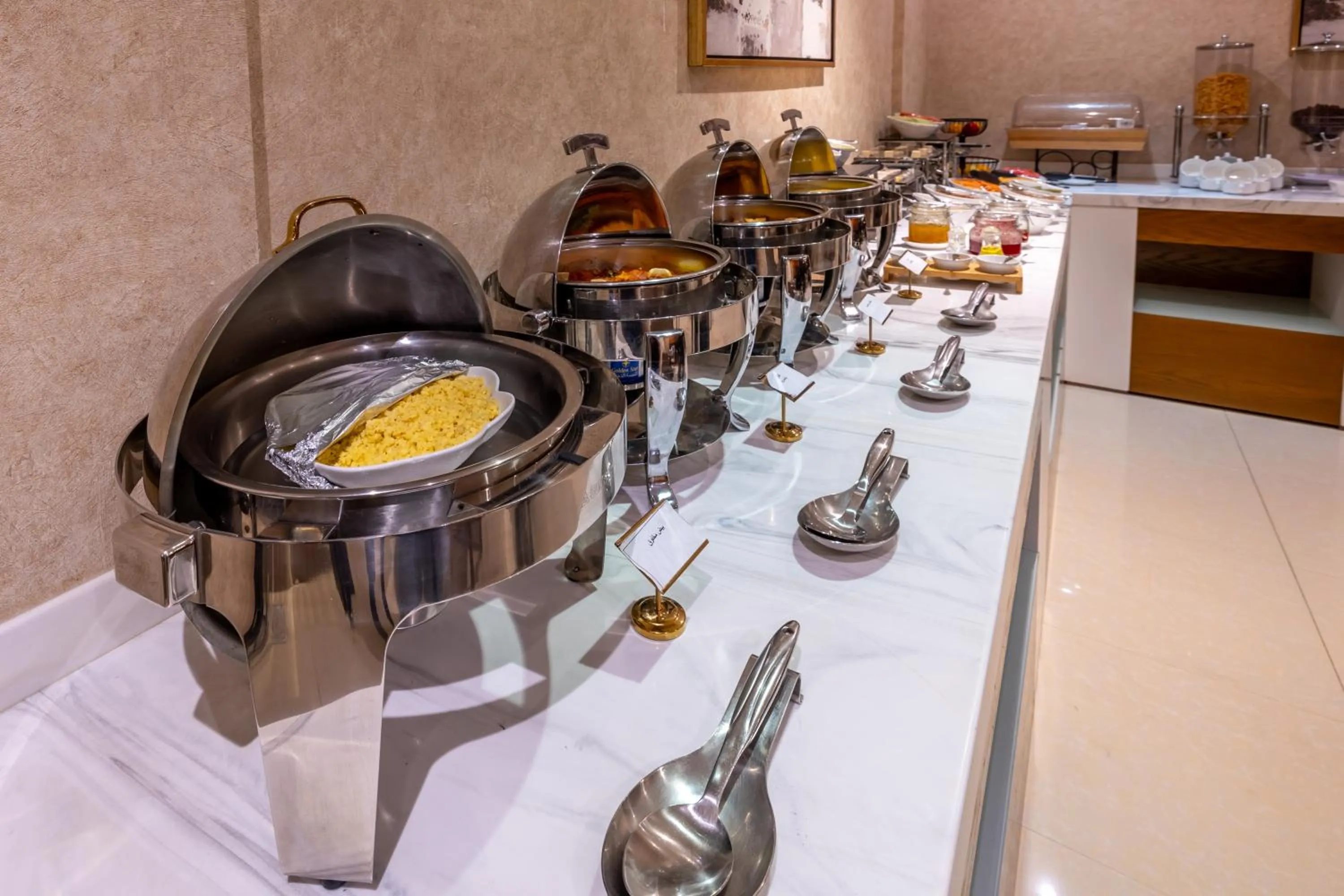 Restaurant/places to eat in Al Muhaidb Residence Al Takhasossi 3