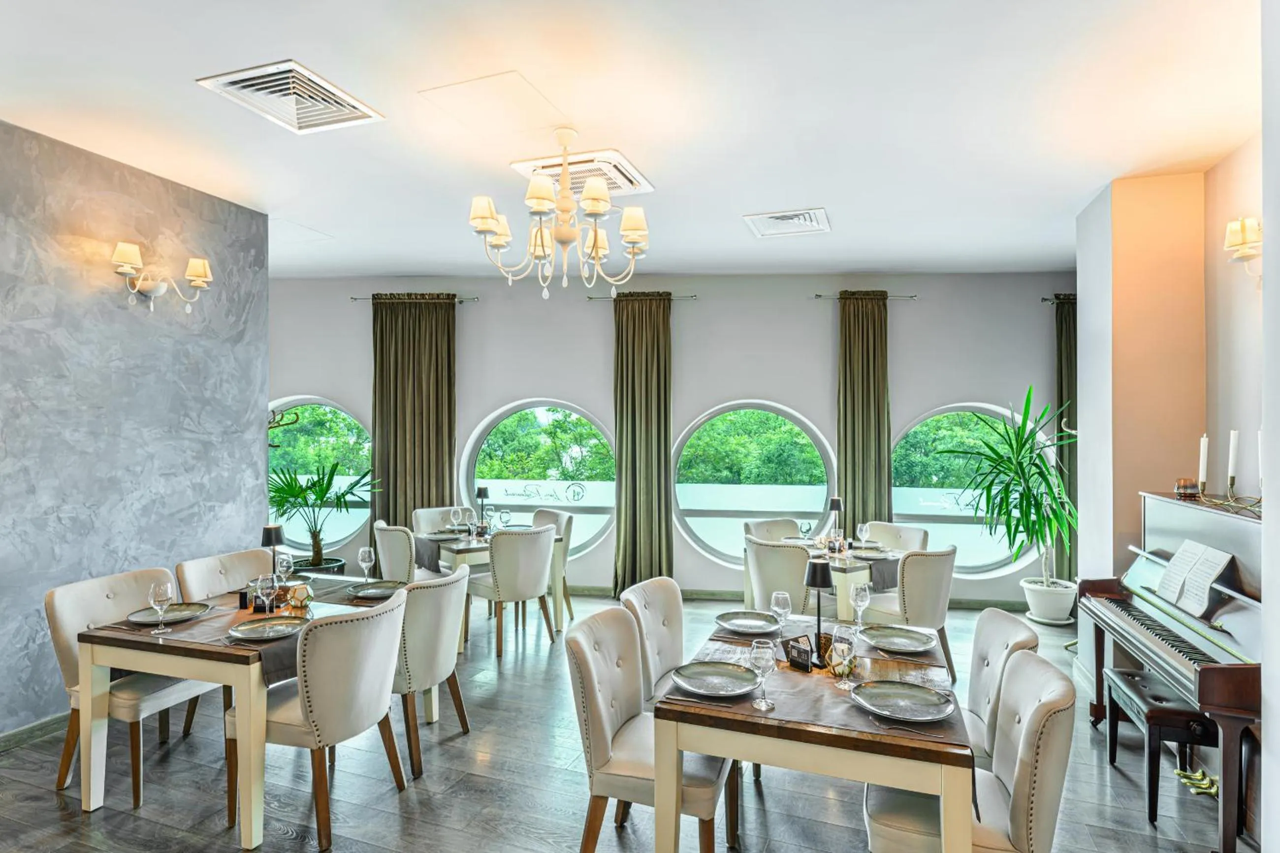 Restaurant/places to eat in Vega Hotel