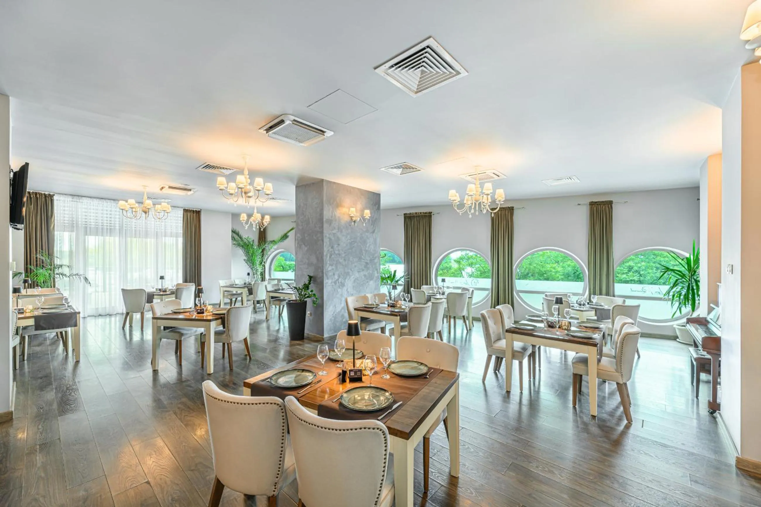 Restaurant/places to eat in Vega Hotel