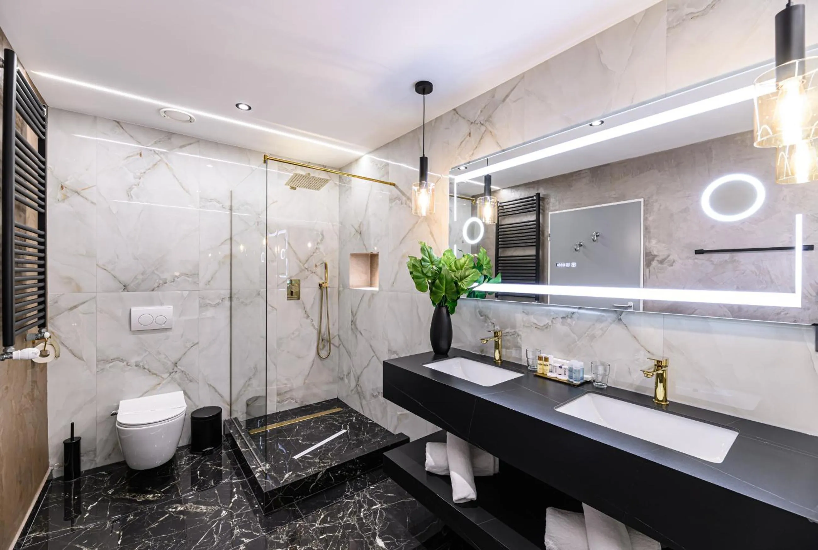 Shower in Vega Hotel