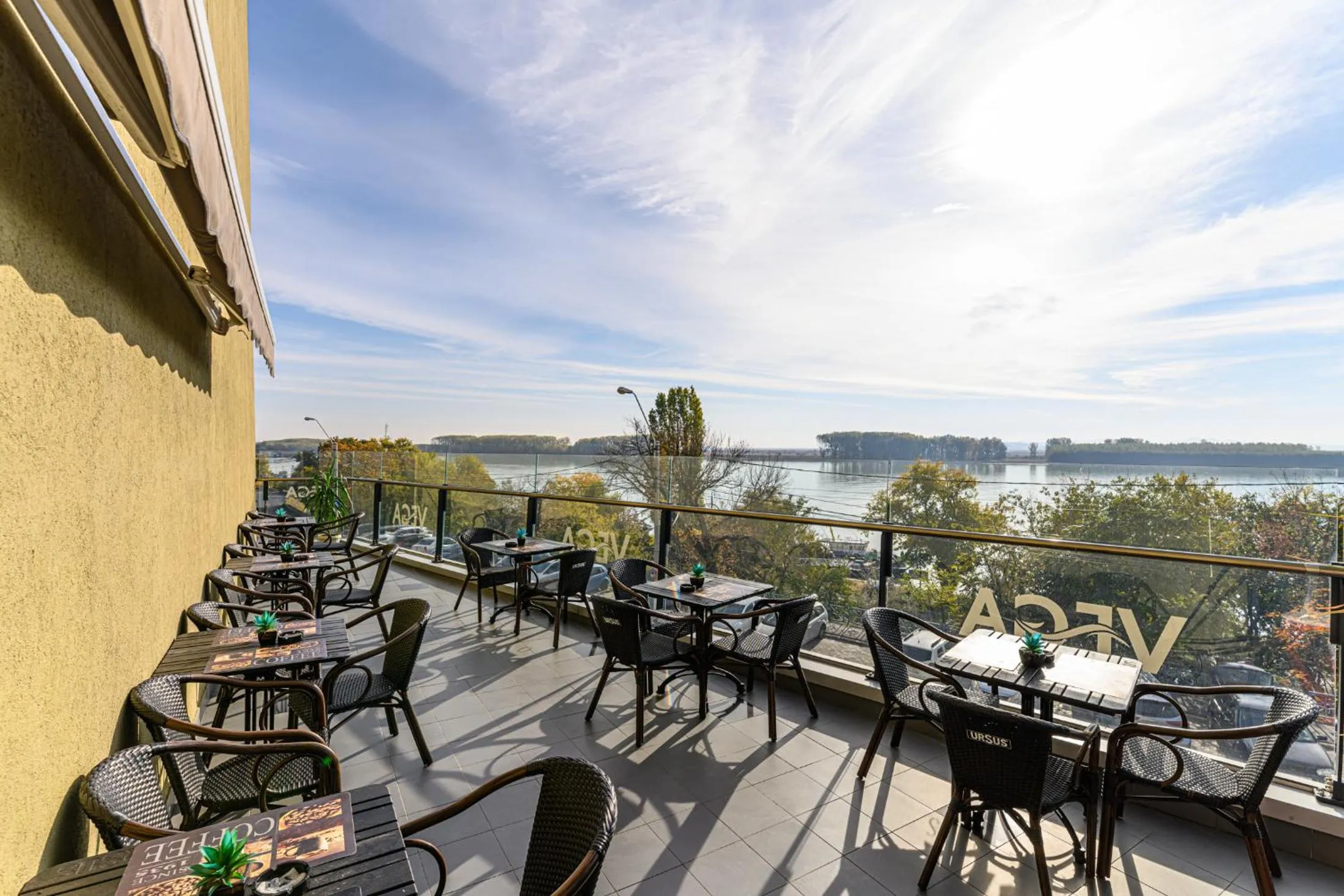 Restaurant/places to eat in Vega Hotel