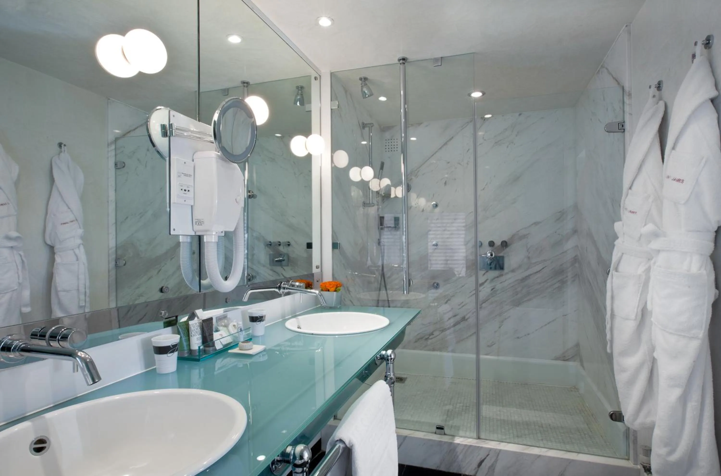 Shower in Hôtel Le Saint-James