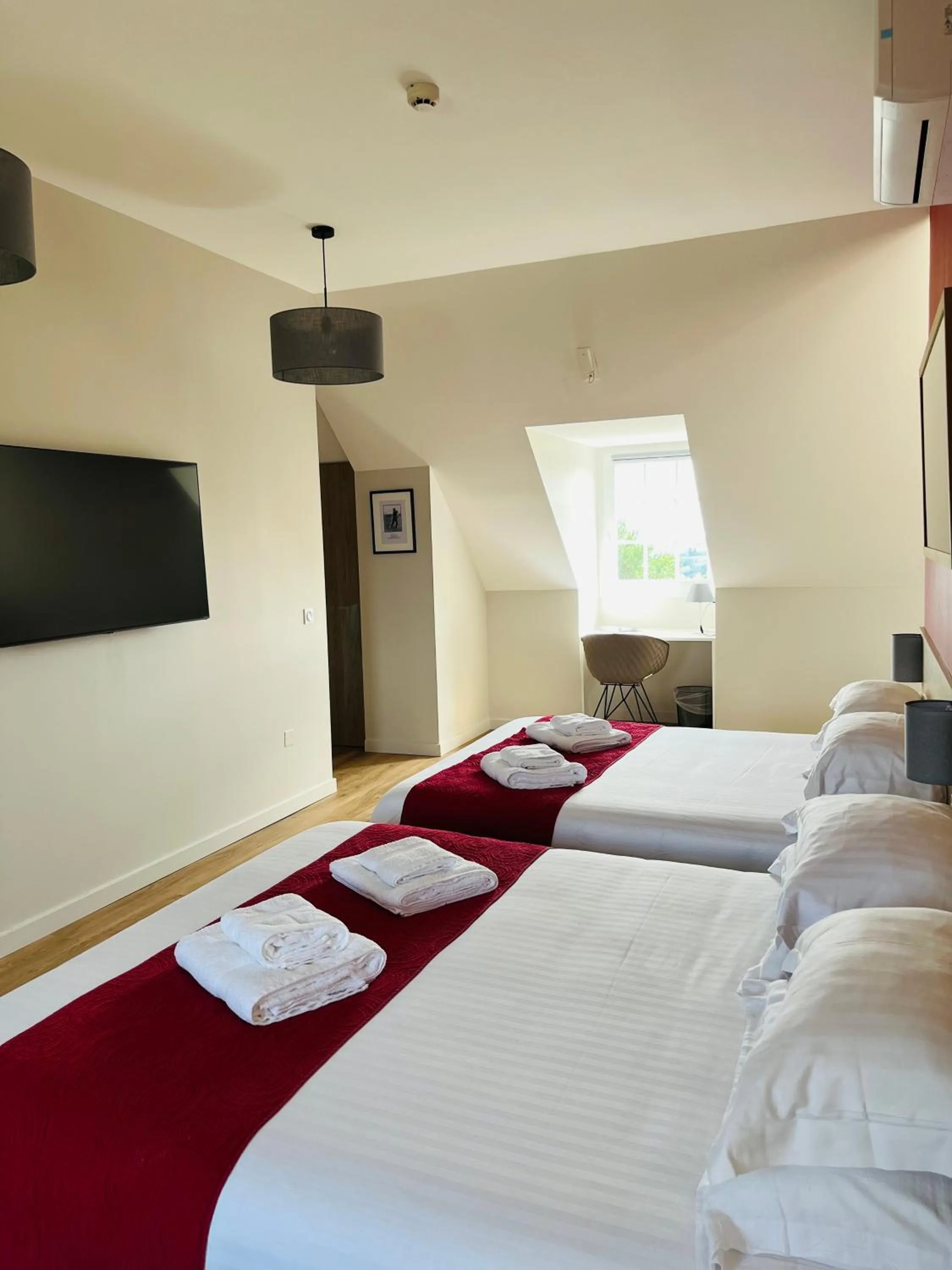 Seating area, Bed in Le Domaine du Golf Country Club de Bigorre