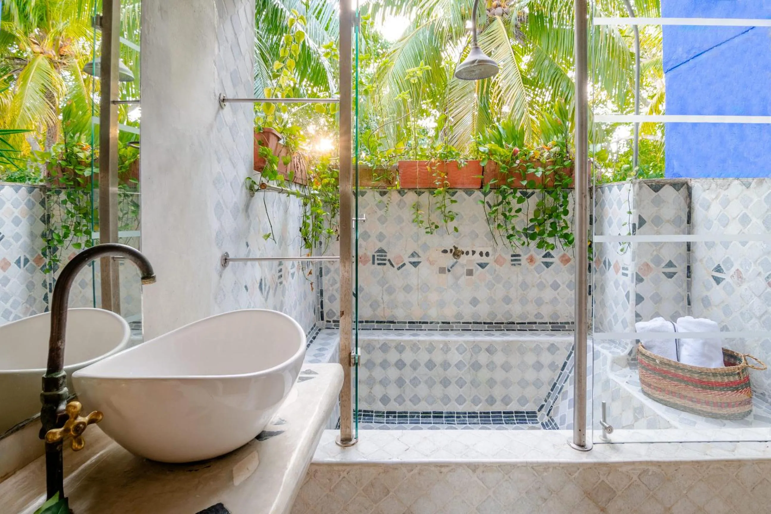 Shower in Hotel Playa Manglares Isla Baru