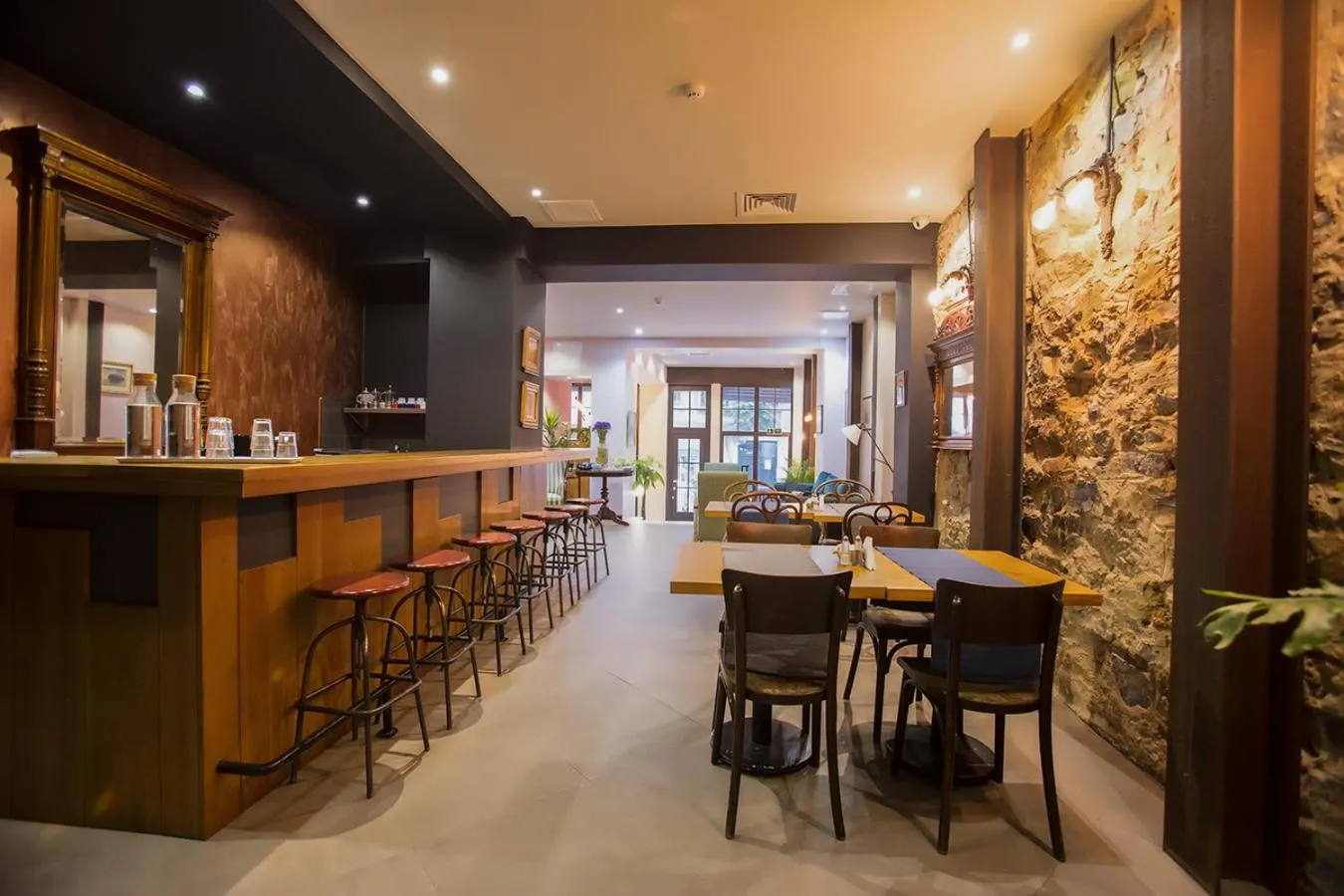 Restaurant/places to eat in No11 Hotel & Apartments