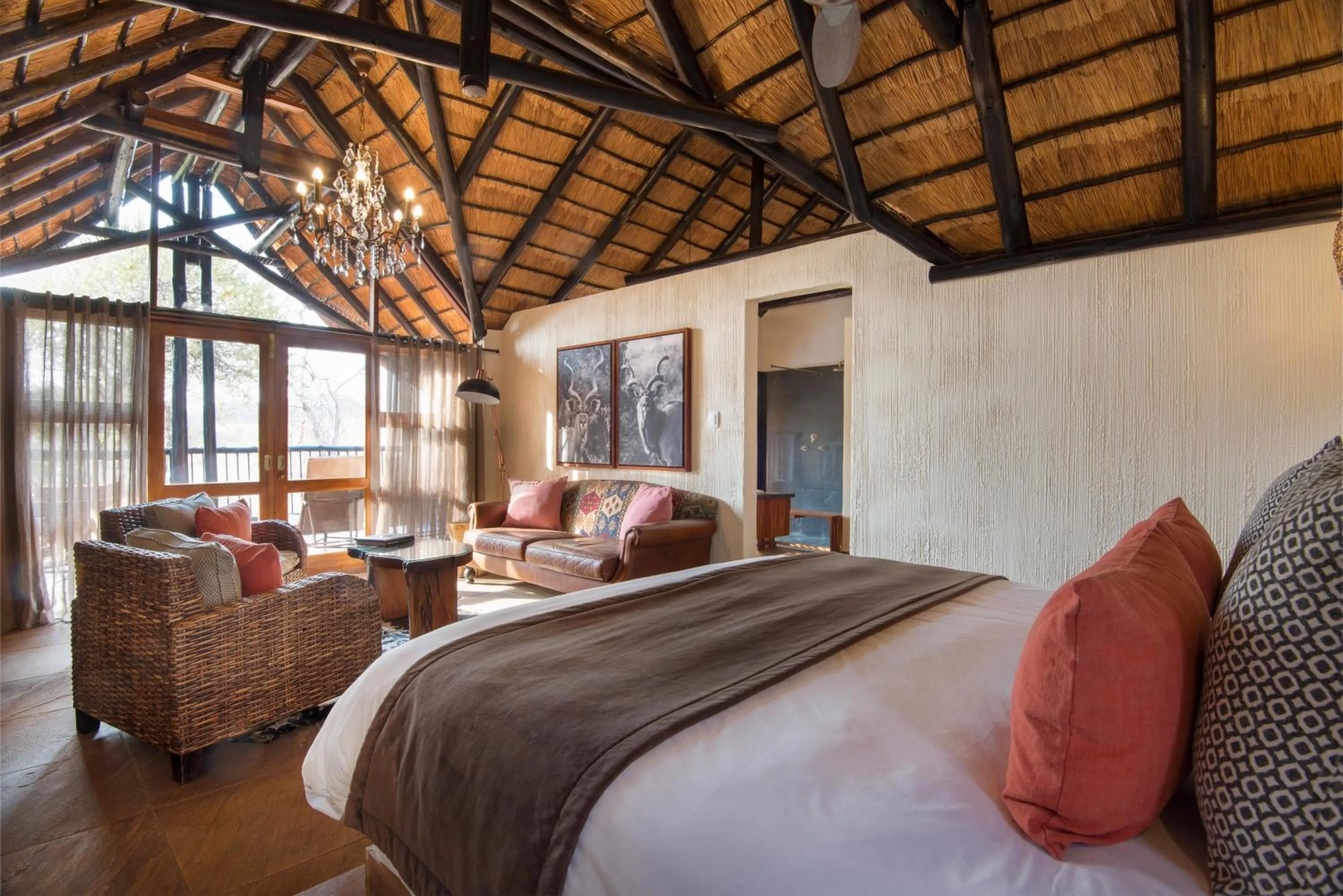Photo of the whole room, Bed in Tshukudu Bush Lodge
