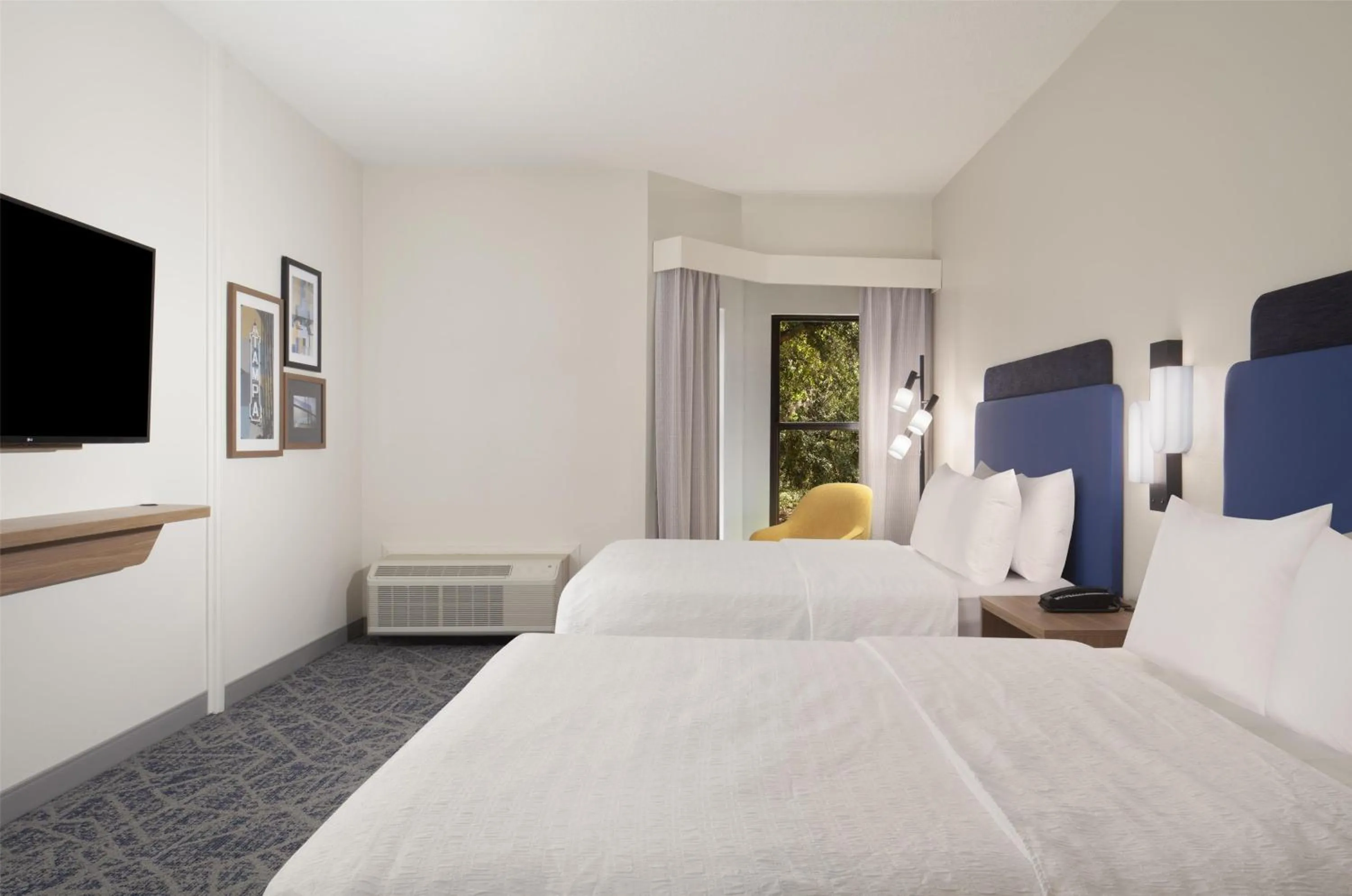 Bed in Hampton Inn & Suites Tampa-North