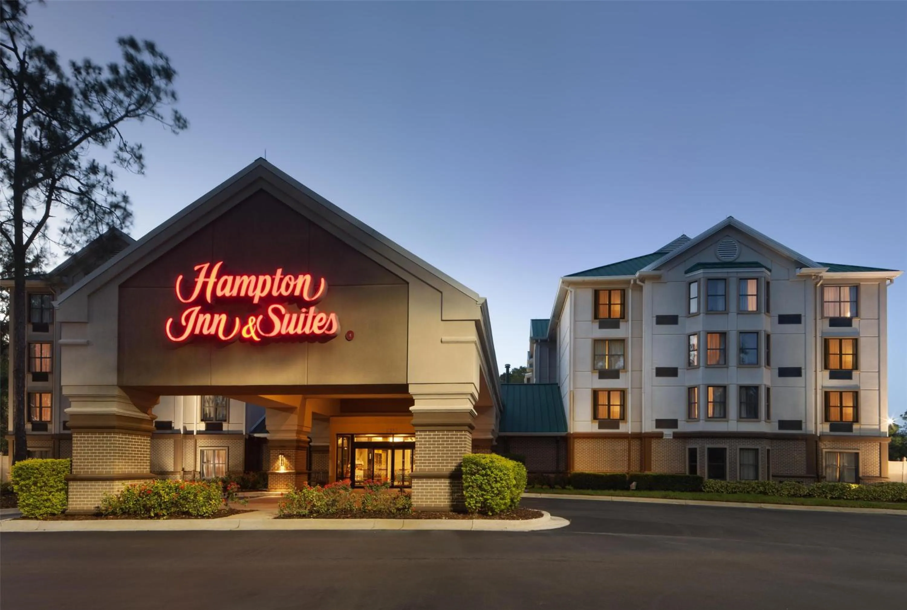 Property building in Hampton Inn & Suites Tampa-North