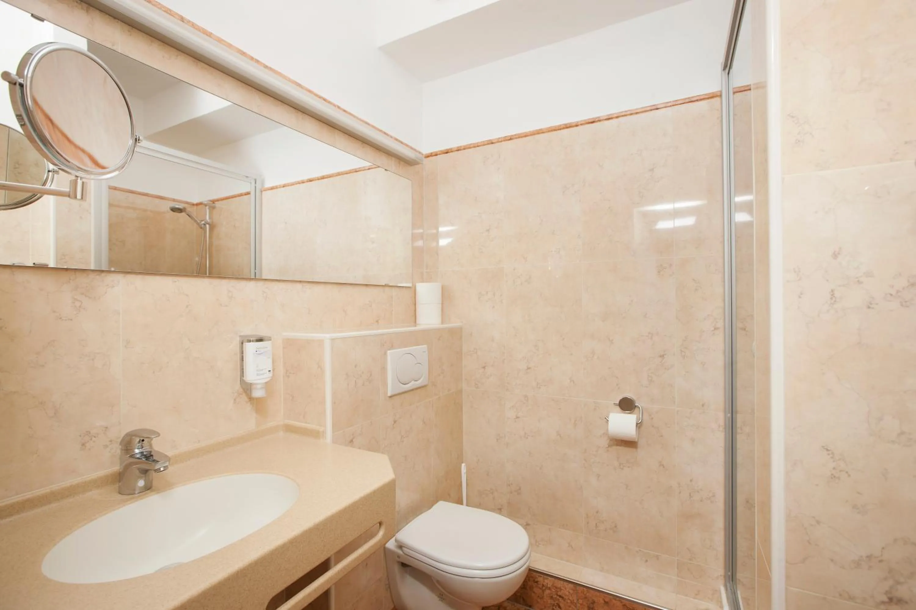 Bathroom in Hotel Pension Suzanne