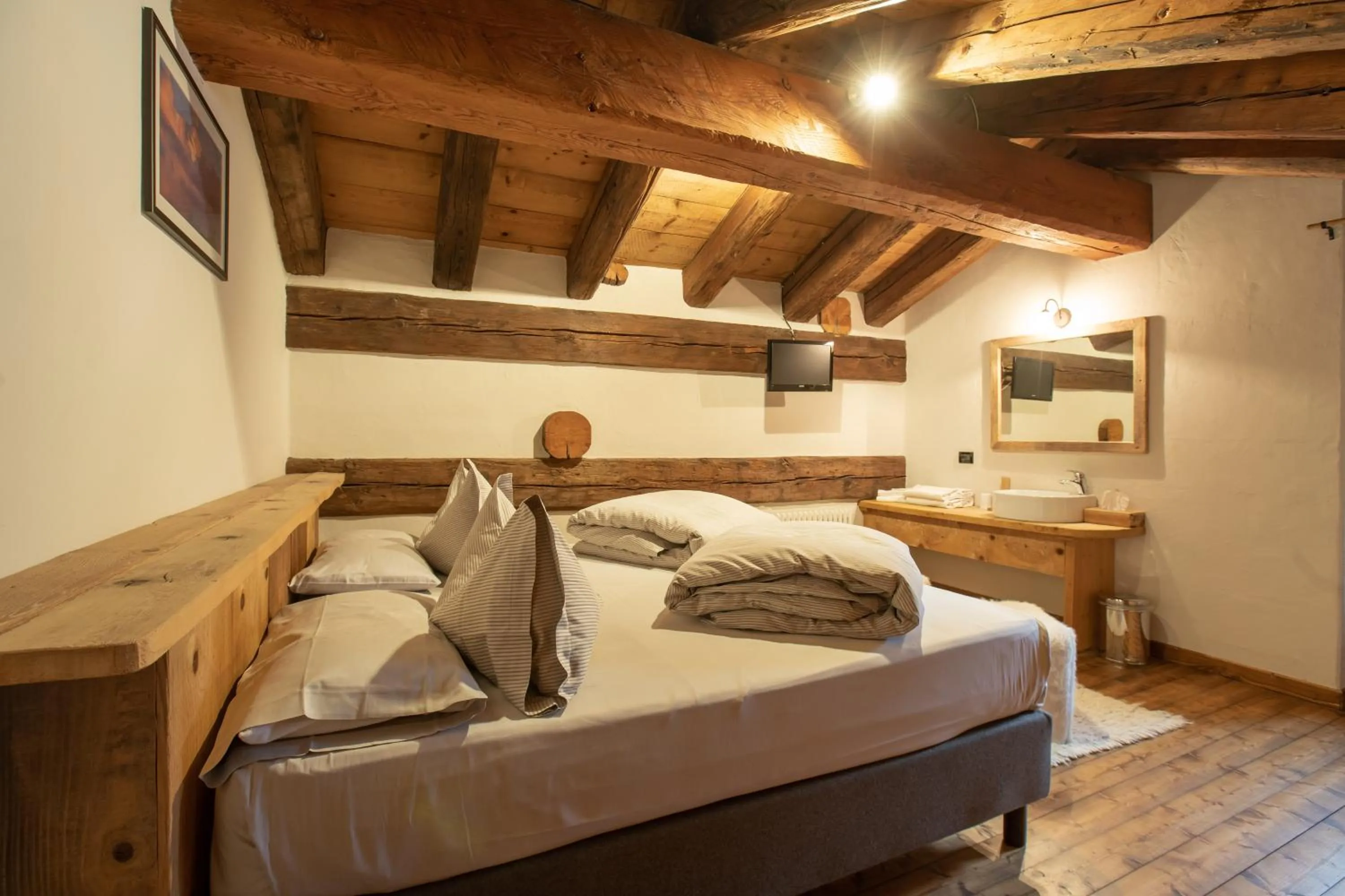 Photo of the whole room, Bed in Chalet Svizzero