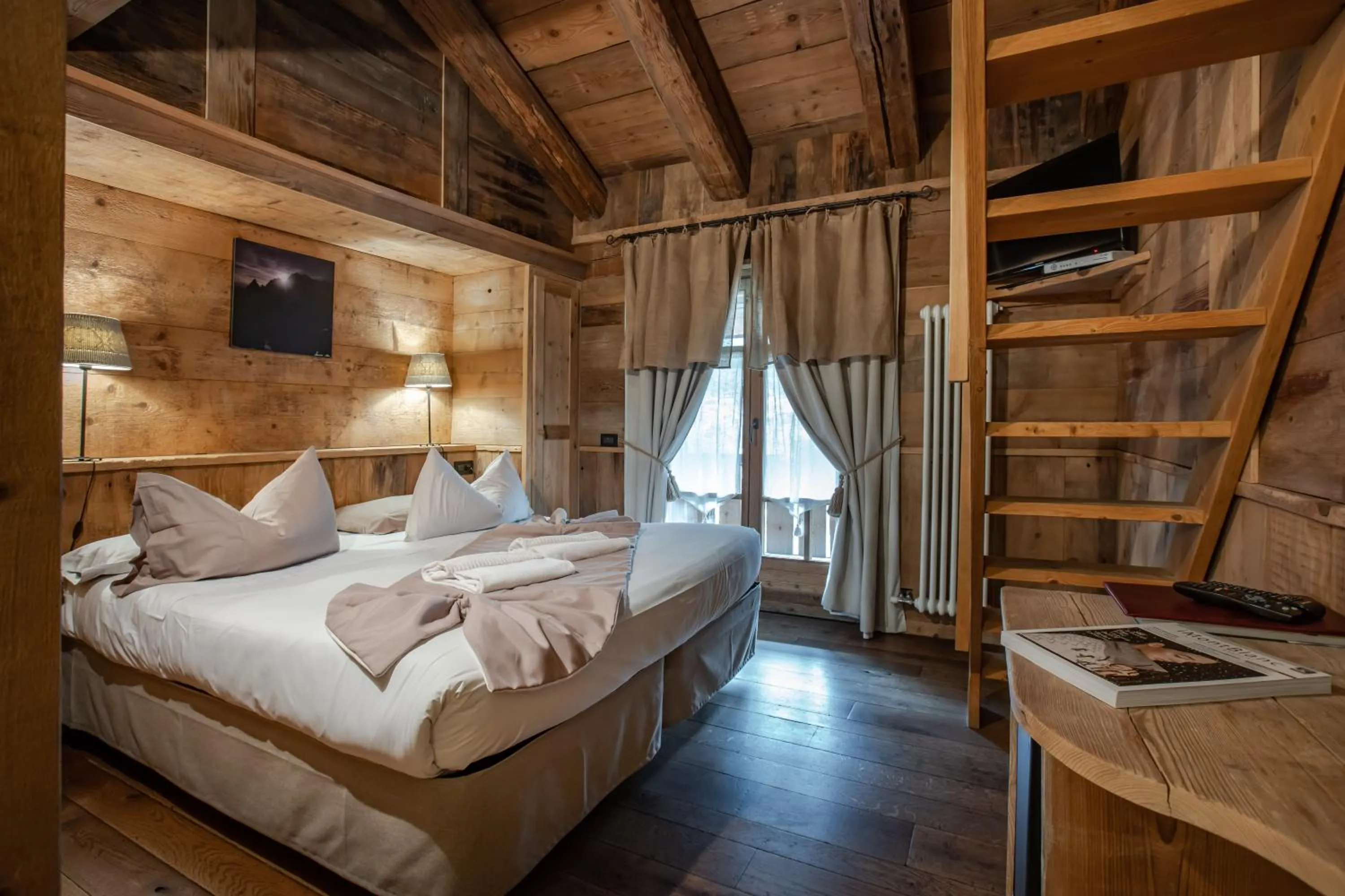 Photo of the whole room, Bed in Chalet Svizzero