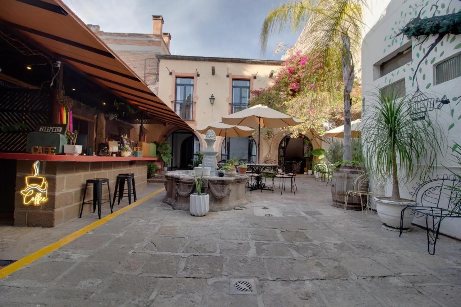 Property building in Hotel Punto 79