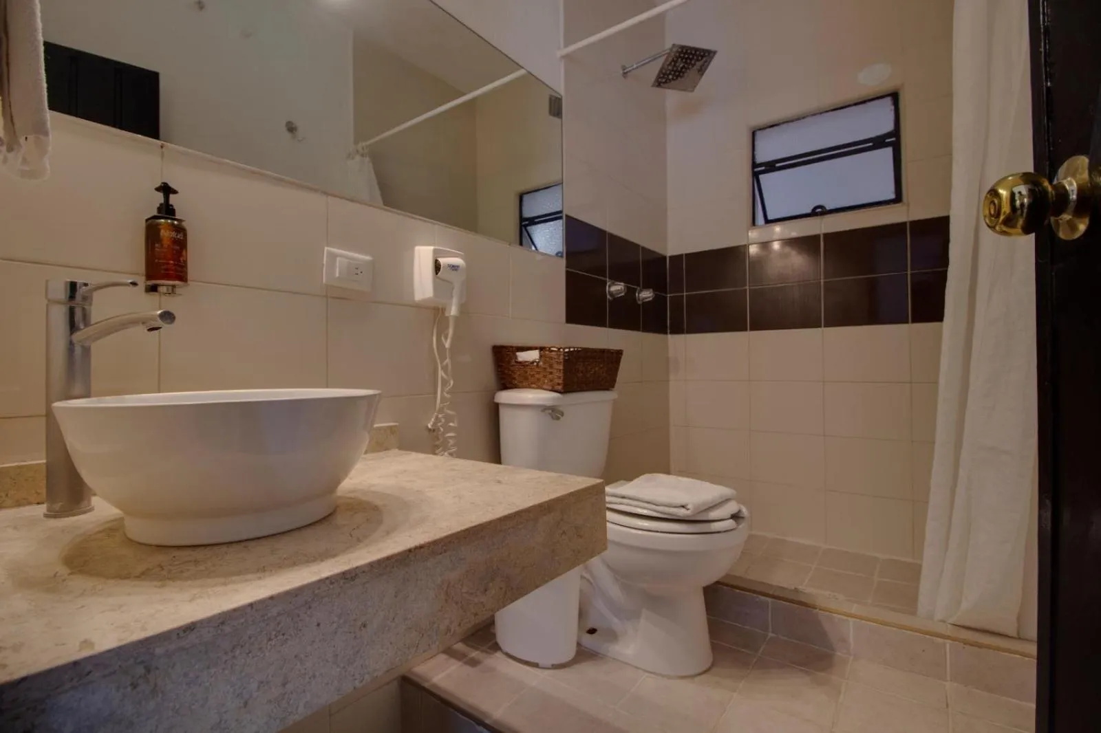 Shower in Hotel Punto 79