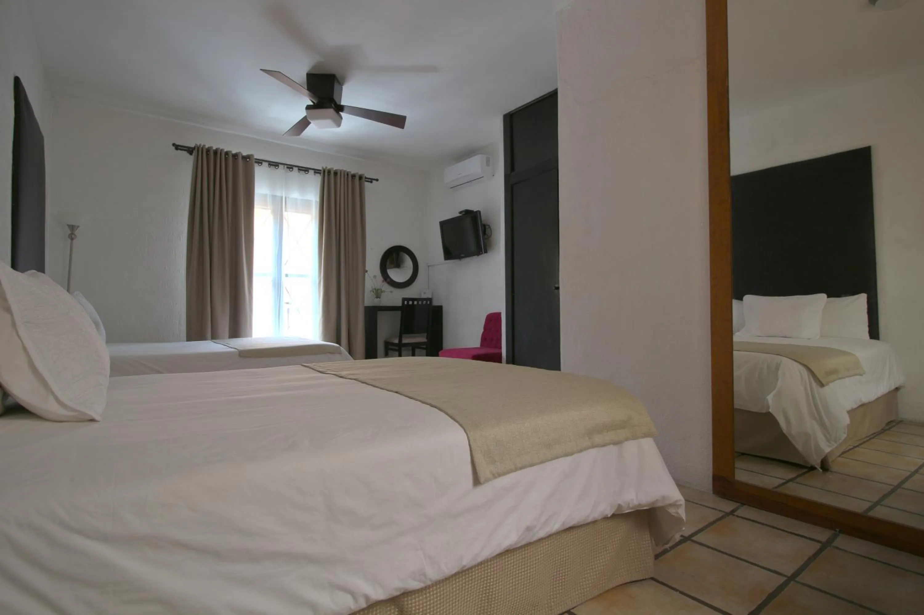 Bedroom, Bed in Hotel Punto 79