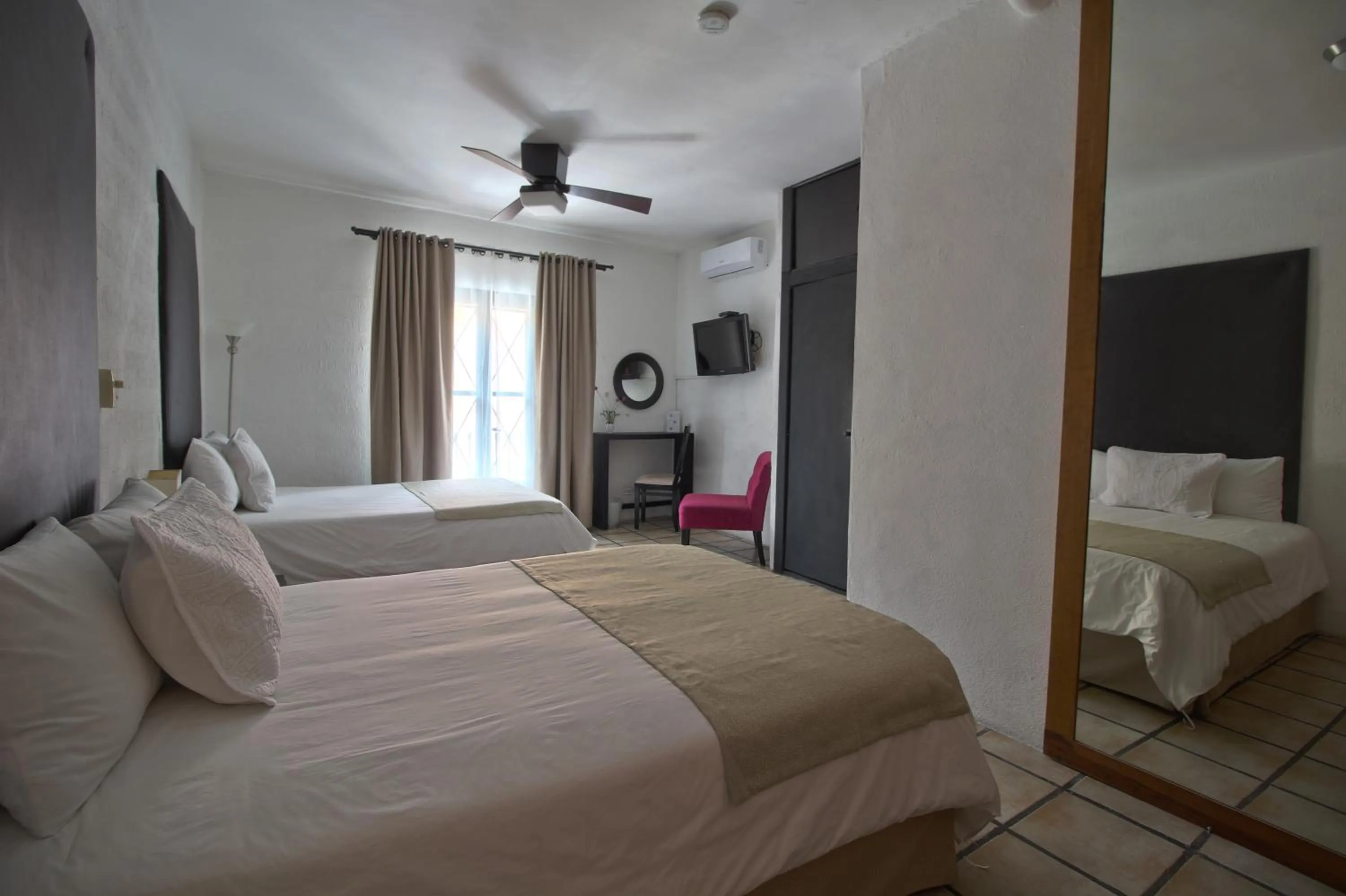 Bedroom, Bed in Hotel Punto 79