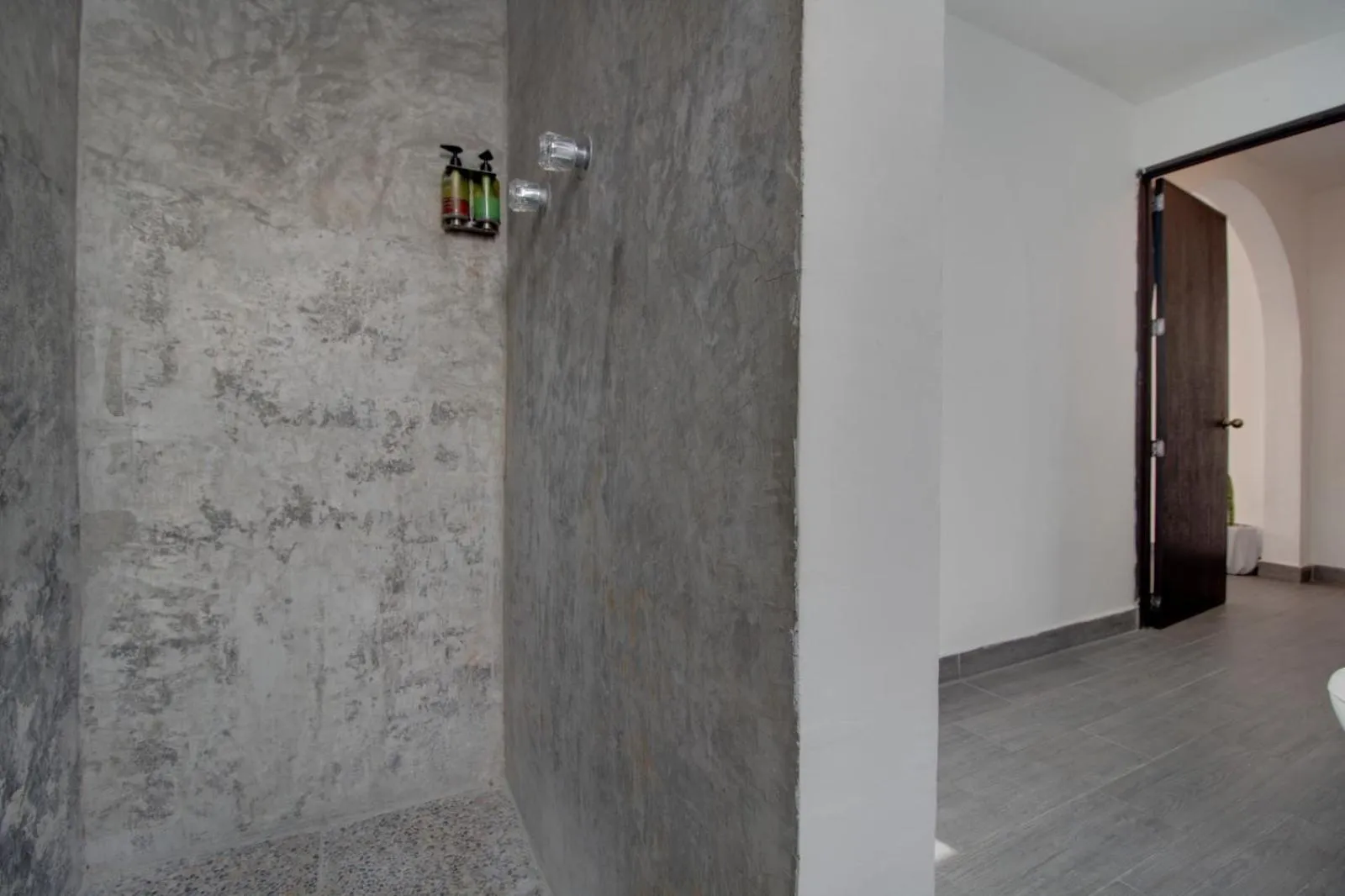 Shower in Hotel Punto 79