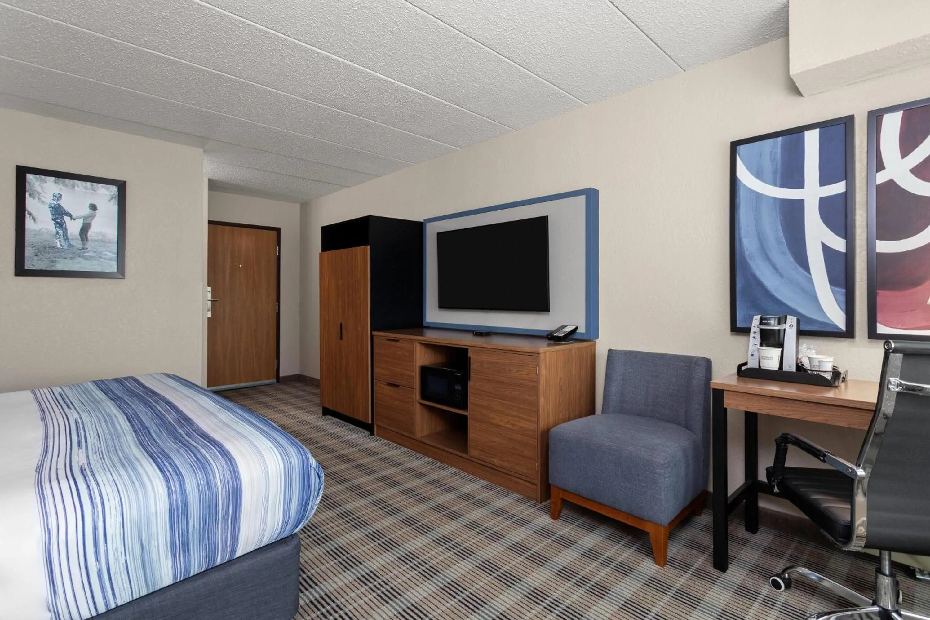 Photo of the whole room, Bed in AmericInn by Wyndham Roseau