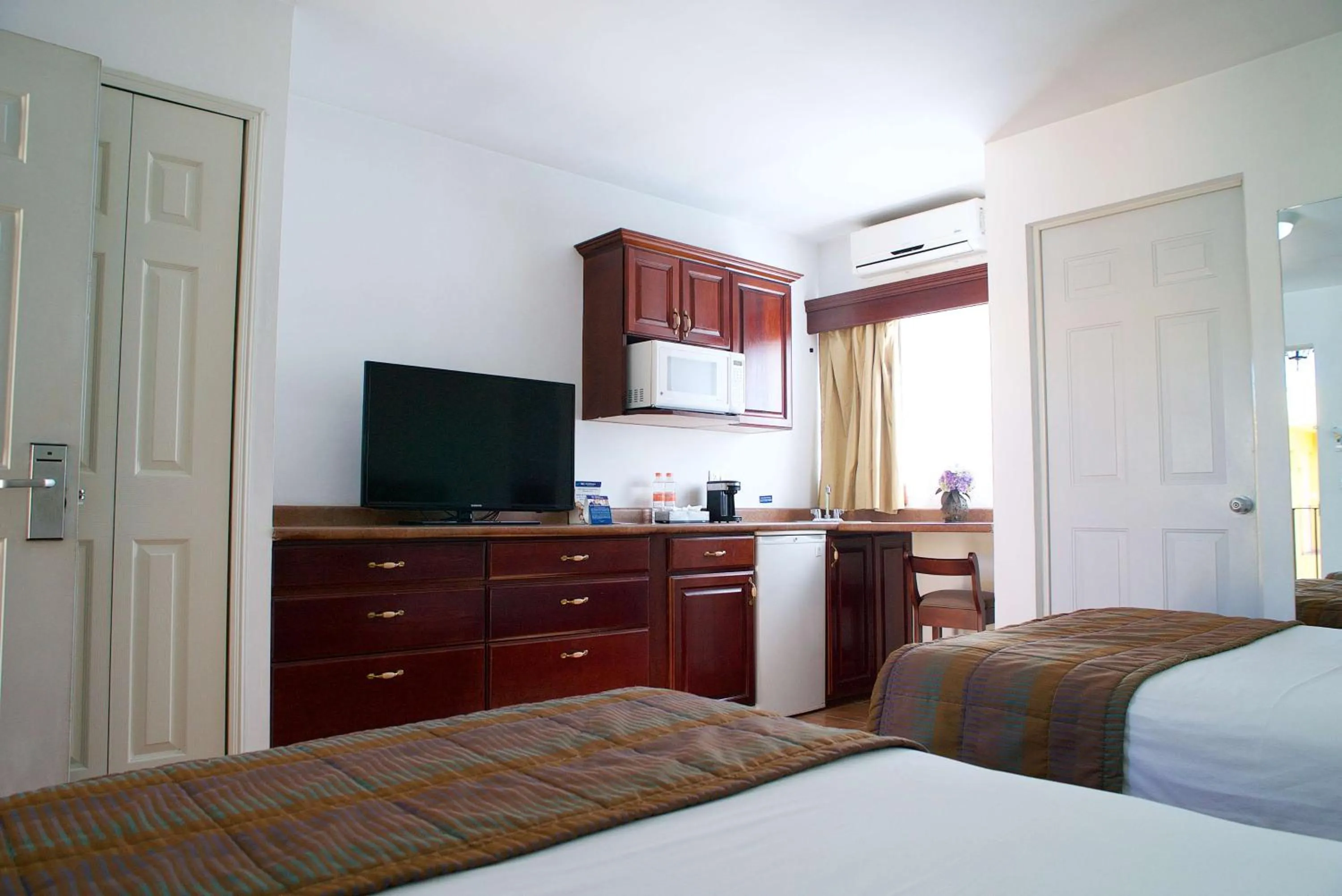 Photo of the whole room, Bed in Best Western Saltillo