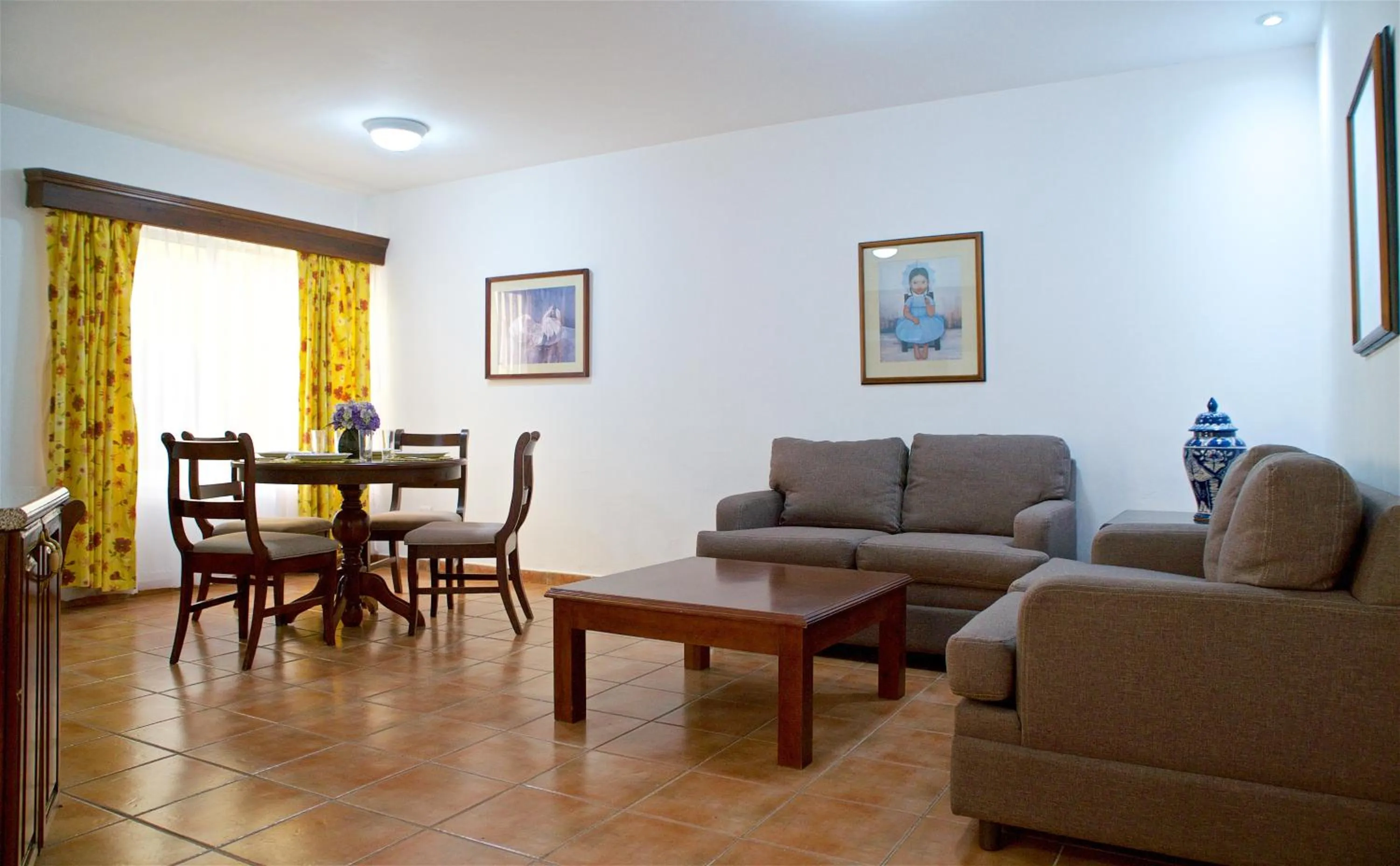 Living room in Best Western Saltillo