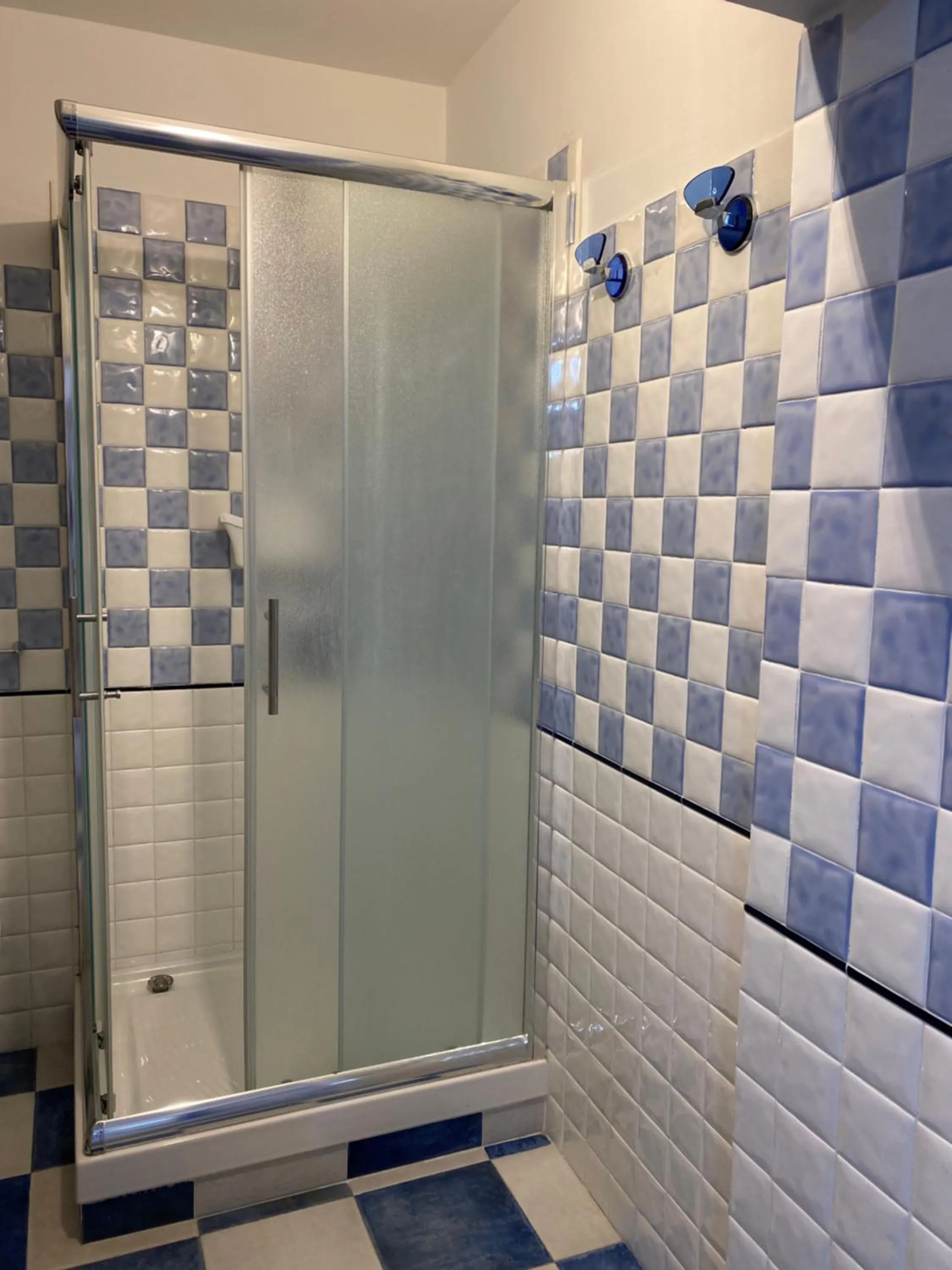 Shower in B&B Il giardino di Armida