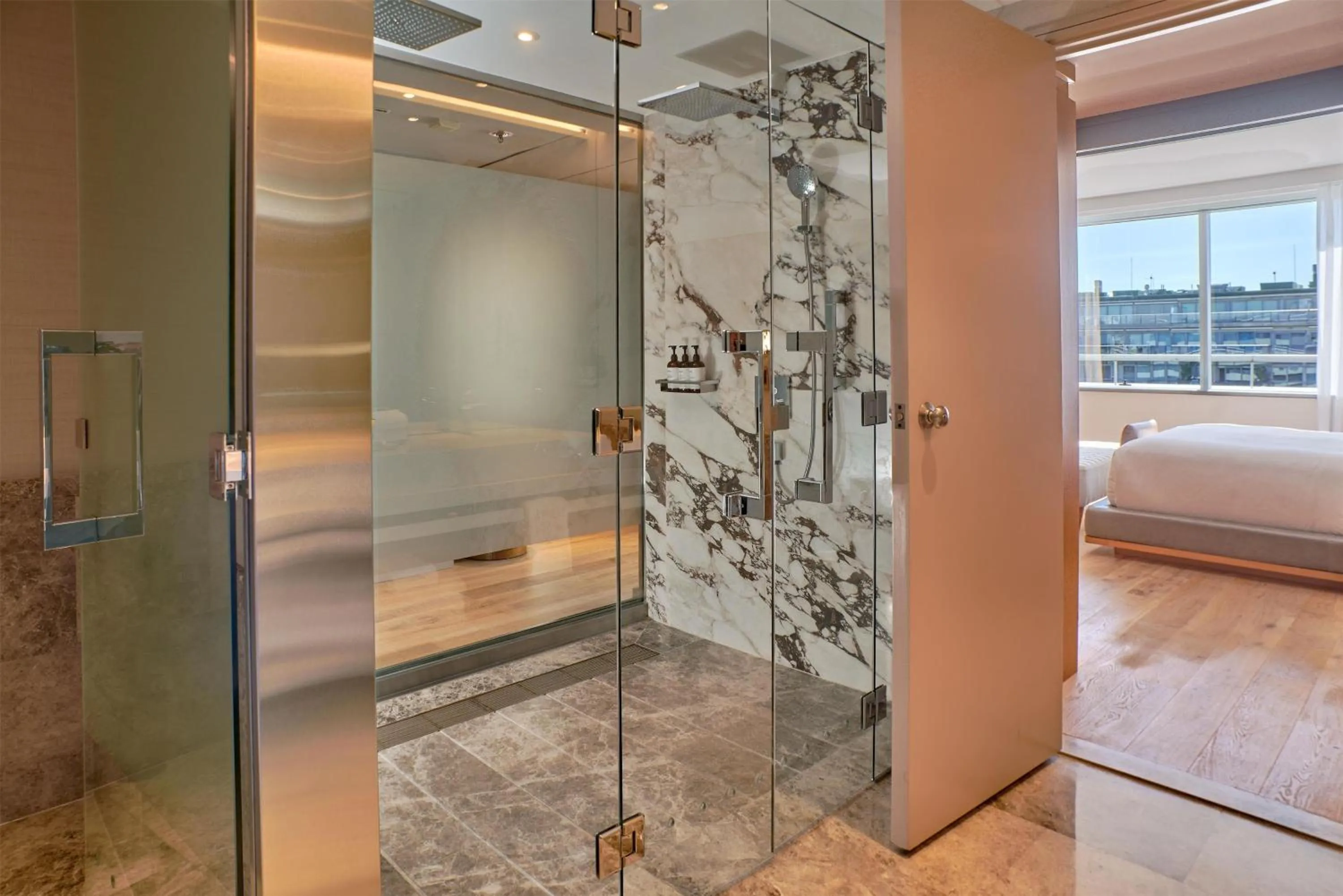 Bathroom, Bed in Hilton Buenos Aires