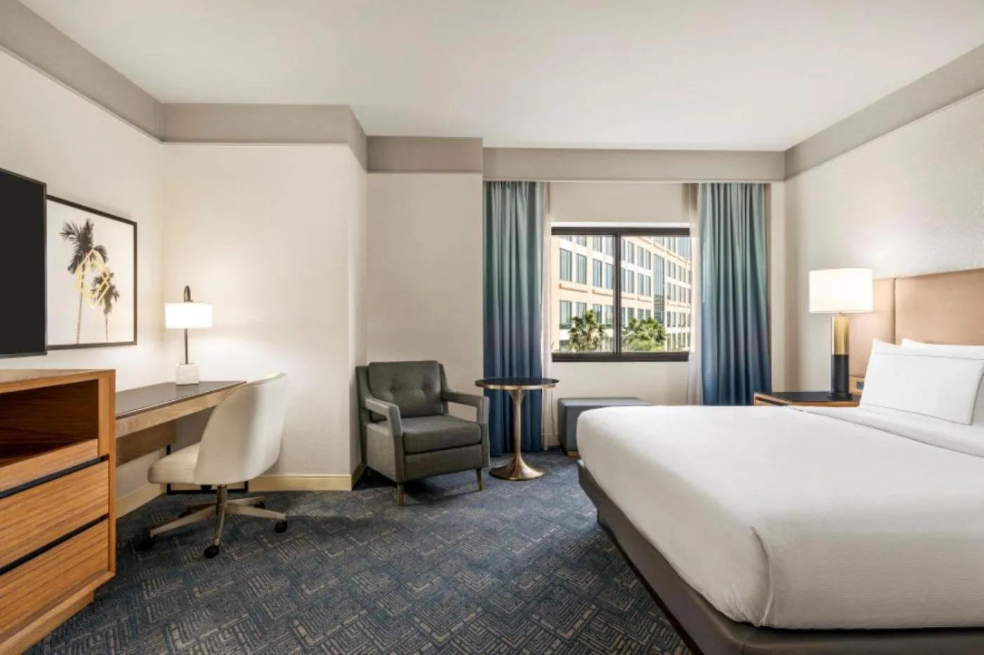 Bedroom, Bed in DoubleTree by Hilton Tampa Rocky Point Waterfront